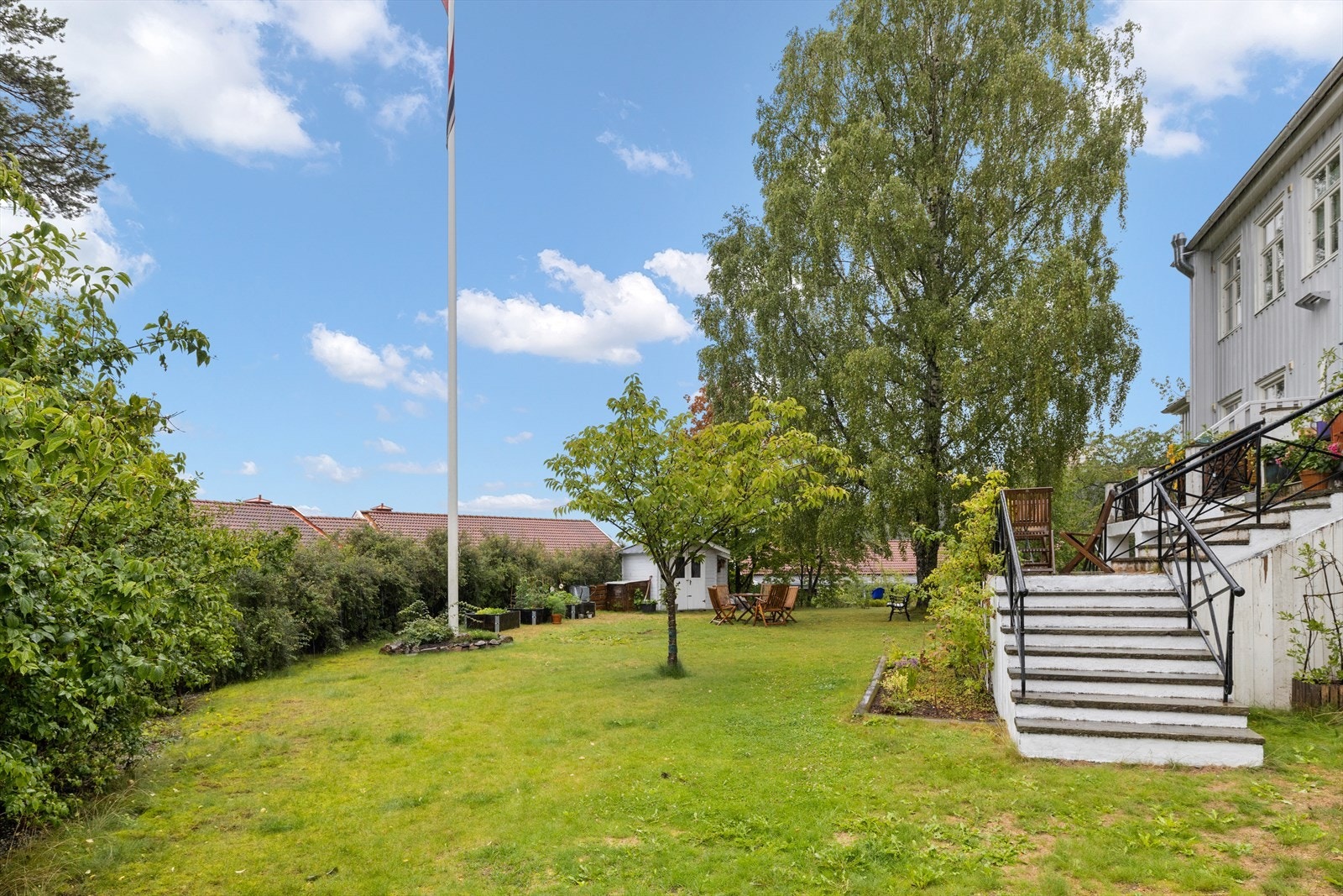 Pent opparbeidet felles hage. Galleribilde