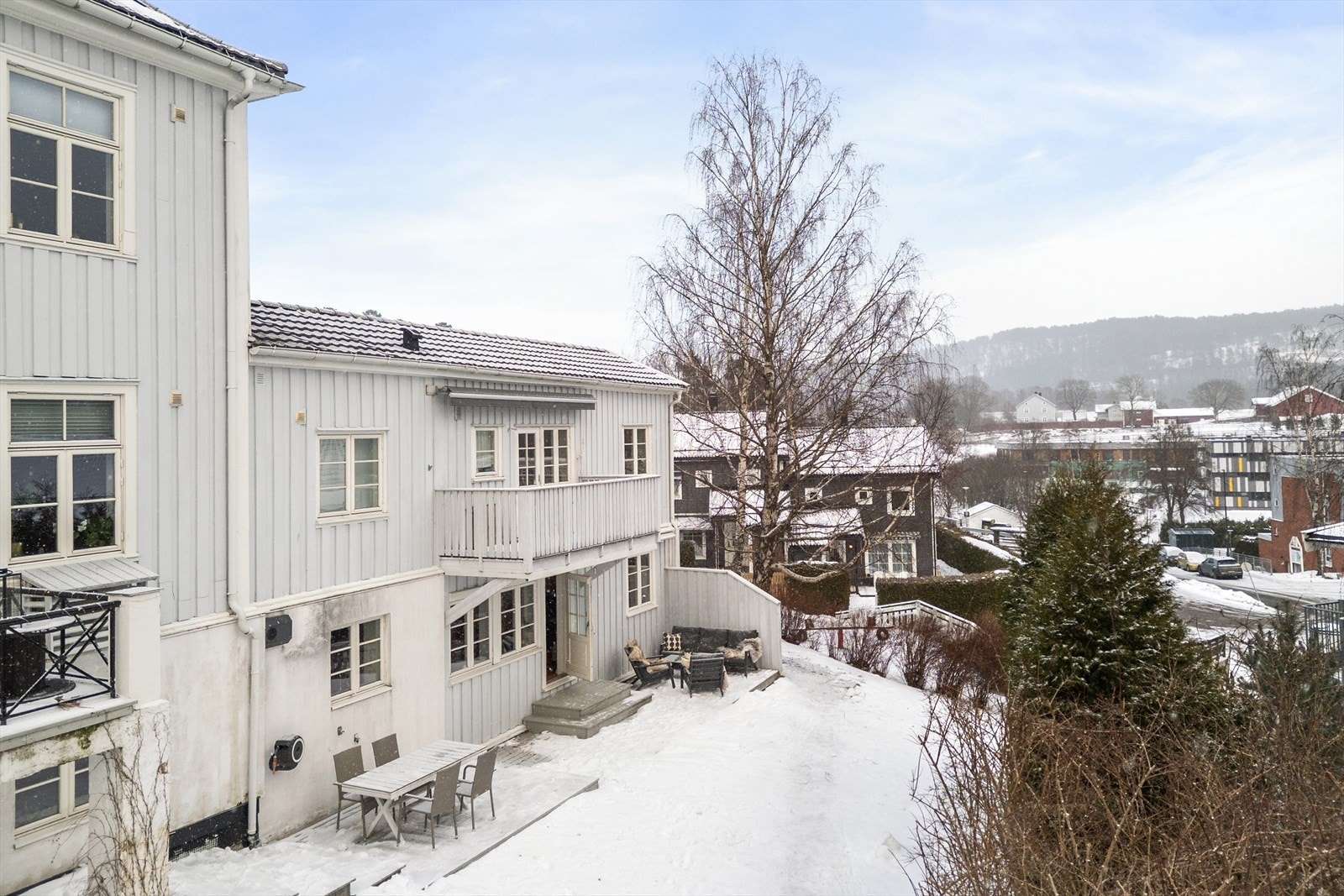 Boligen ligger i et attraktivt veletablert og naturskjønt boligområde på Skullerud med nærhet til skoler, barnehager og offentlig kommunikasjon. Galleribilde