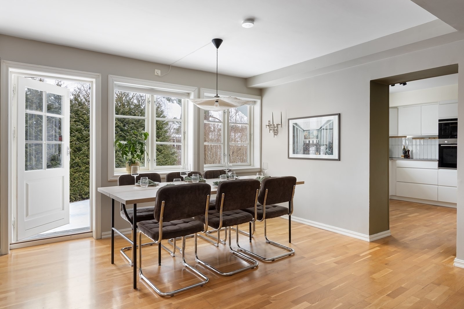 Store vindusflater gir rikelig med naturlig lys inn. Galleribilde