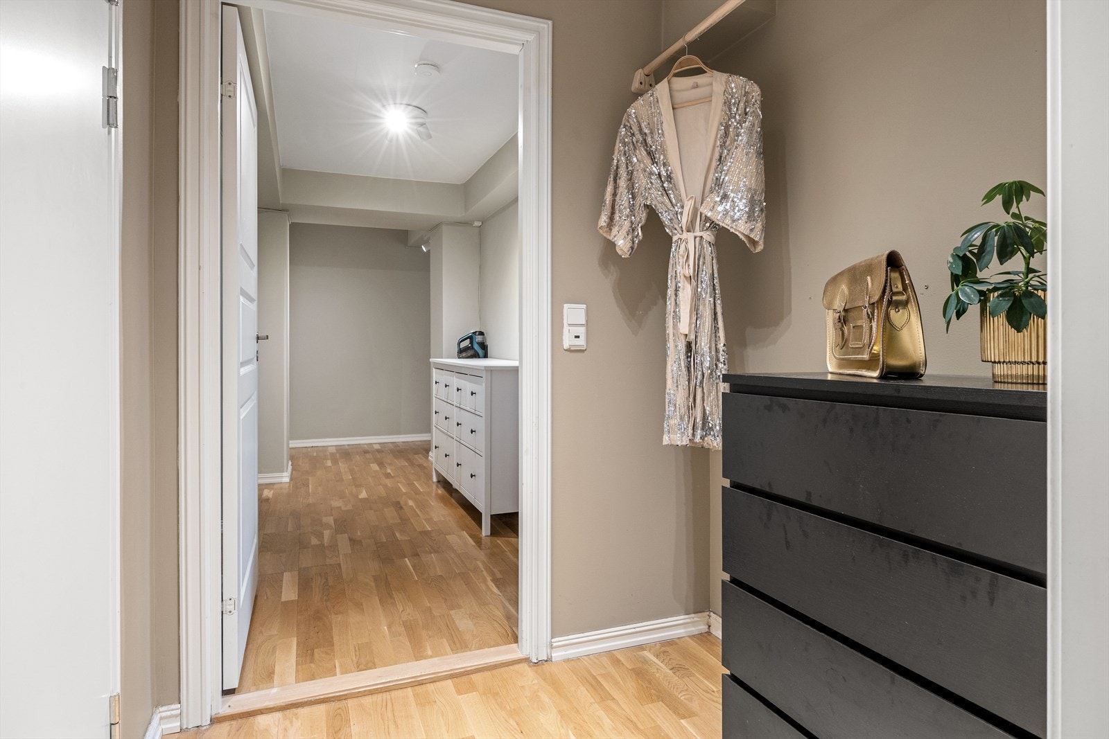 Mellomgang med plass til oppbevaring. Galleribilde