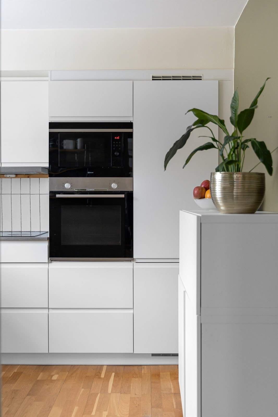 Kjøkkenet har integrerte hvitevarer som komfyr, mikrobølgeovn, induksjon platetopp, oppvaskmaskin og kjøl/fryseskap. Galleribilde