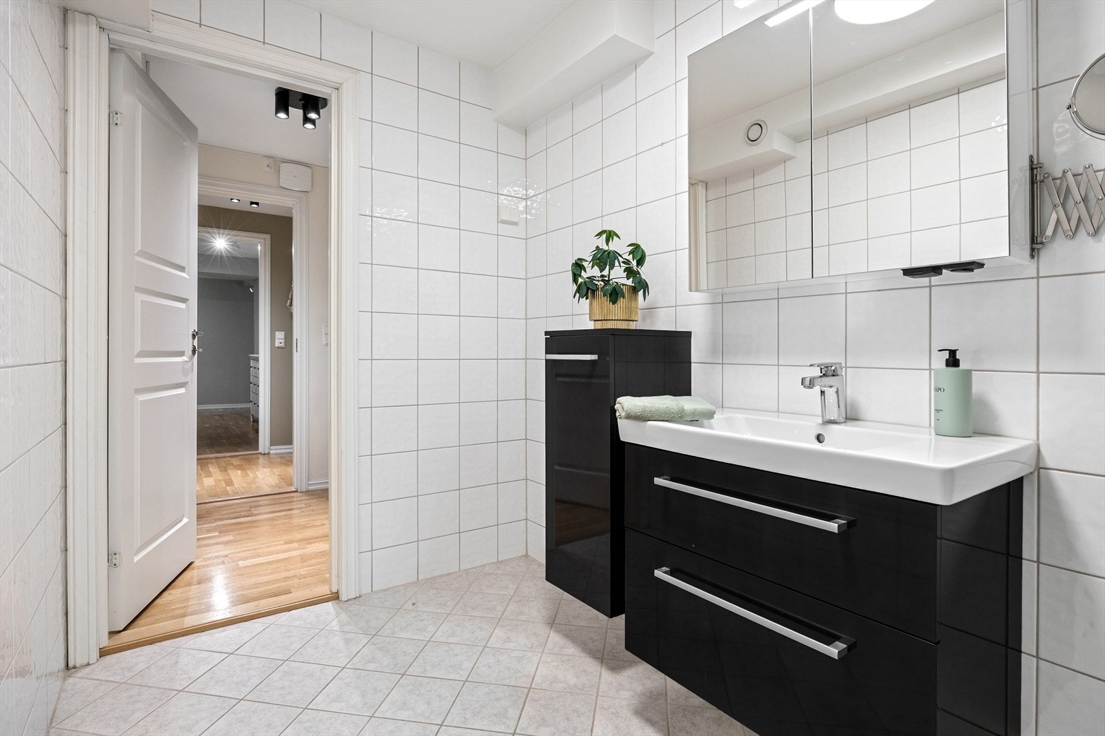 Det er nyere servant, speilskap og sideskap på badet. Opplegg for vaskemaskin. Galleribilde