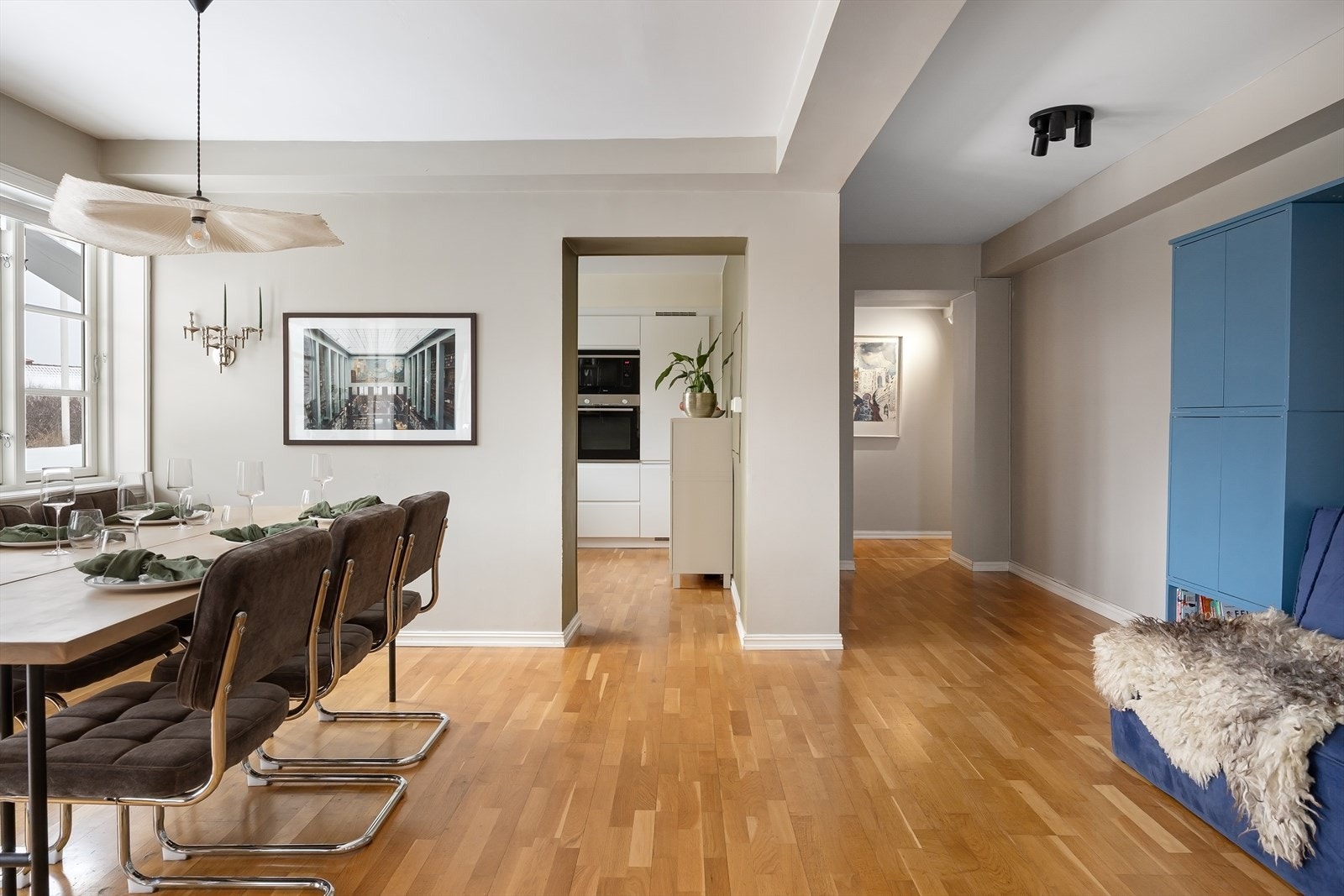 Delvis åpen løsningen bidrar til en sosial og hyggelig atmosfære. Galleribilde