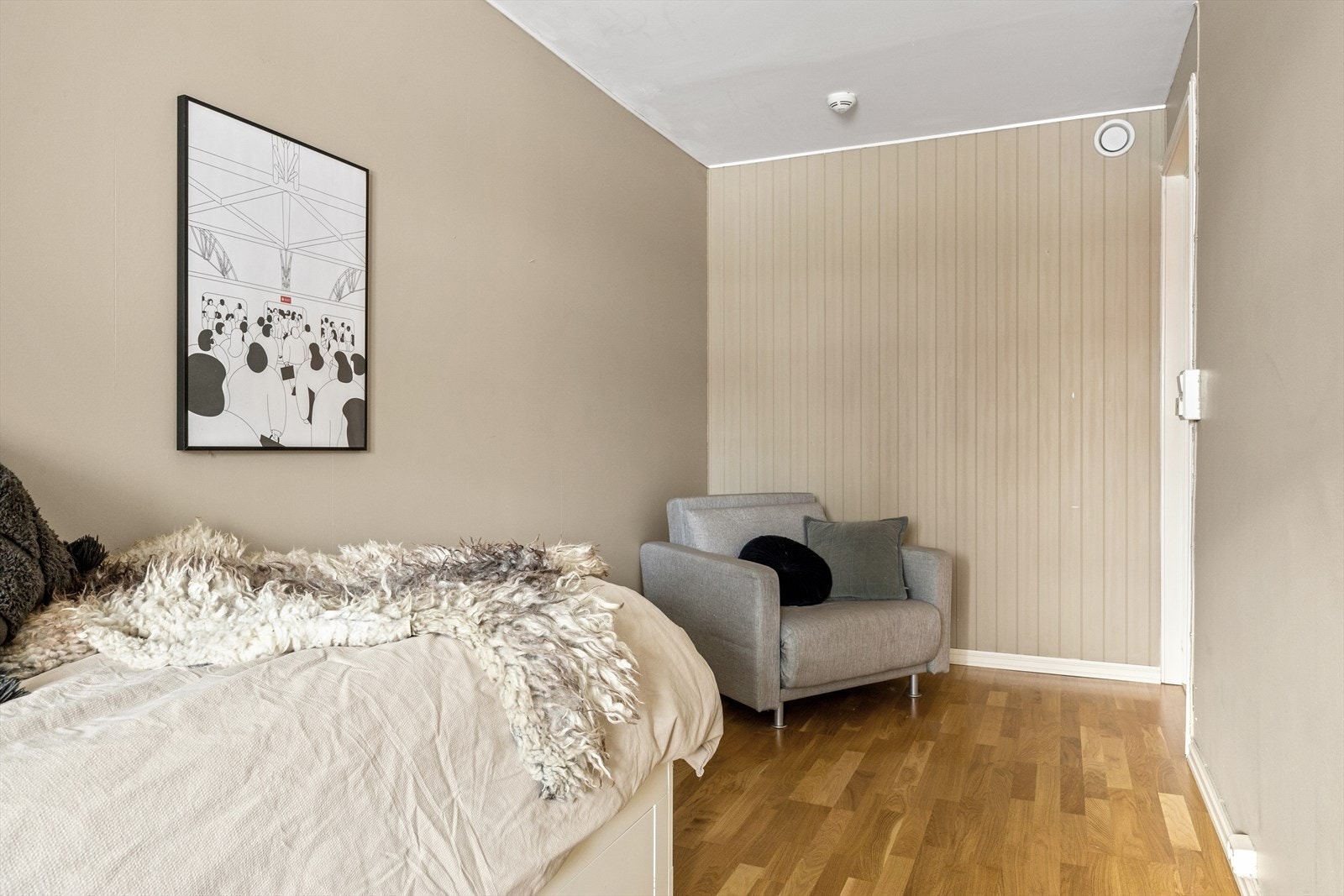 Her er det fin plass til seng, skrivepult og garderobeløsning. Galleribilde