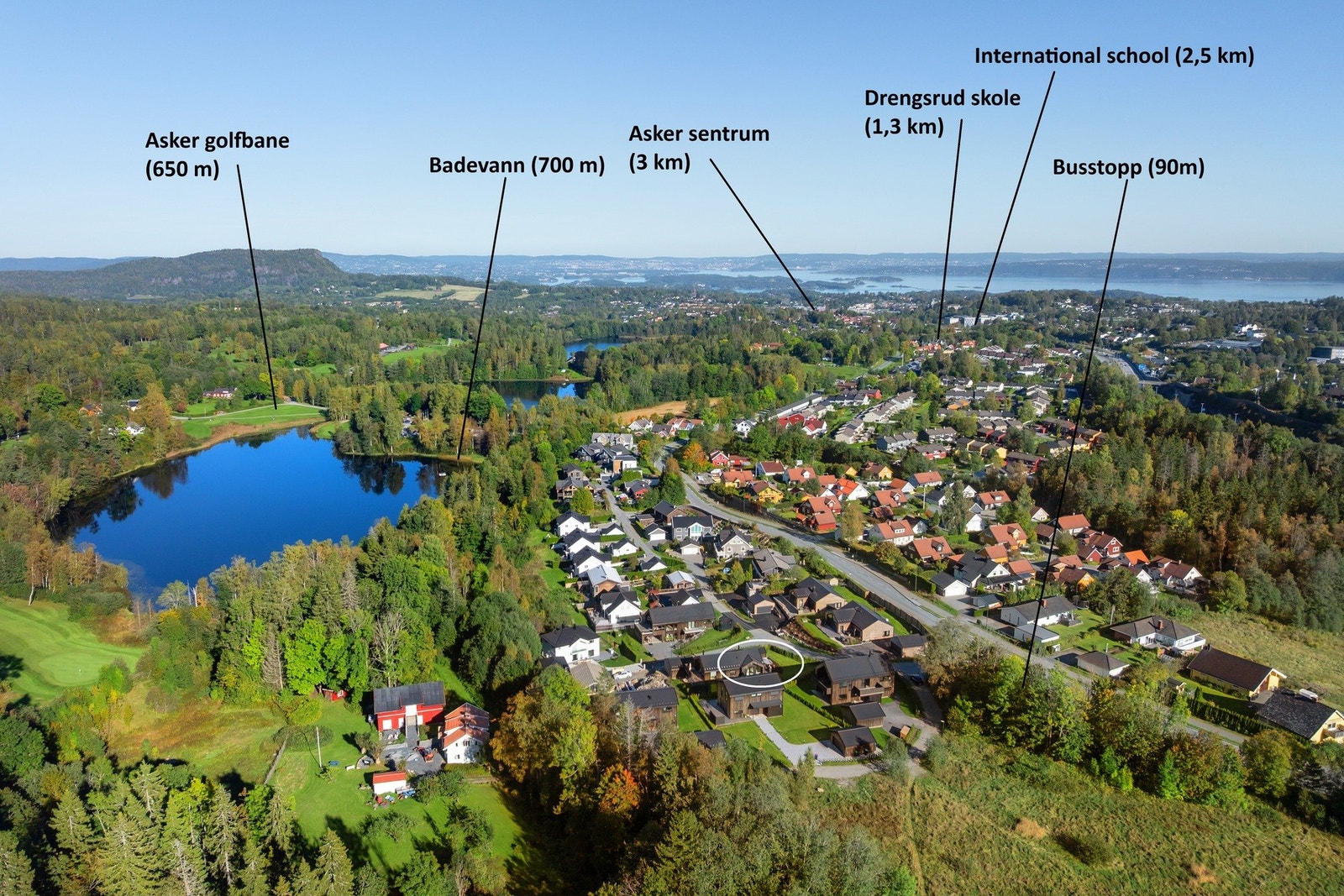 Til tross for at beliggenheten er tilbaketrukket og rolig, er det kort vei til alt du måtte ha behov for. Galleribilde