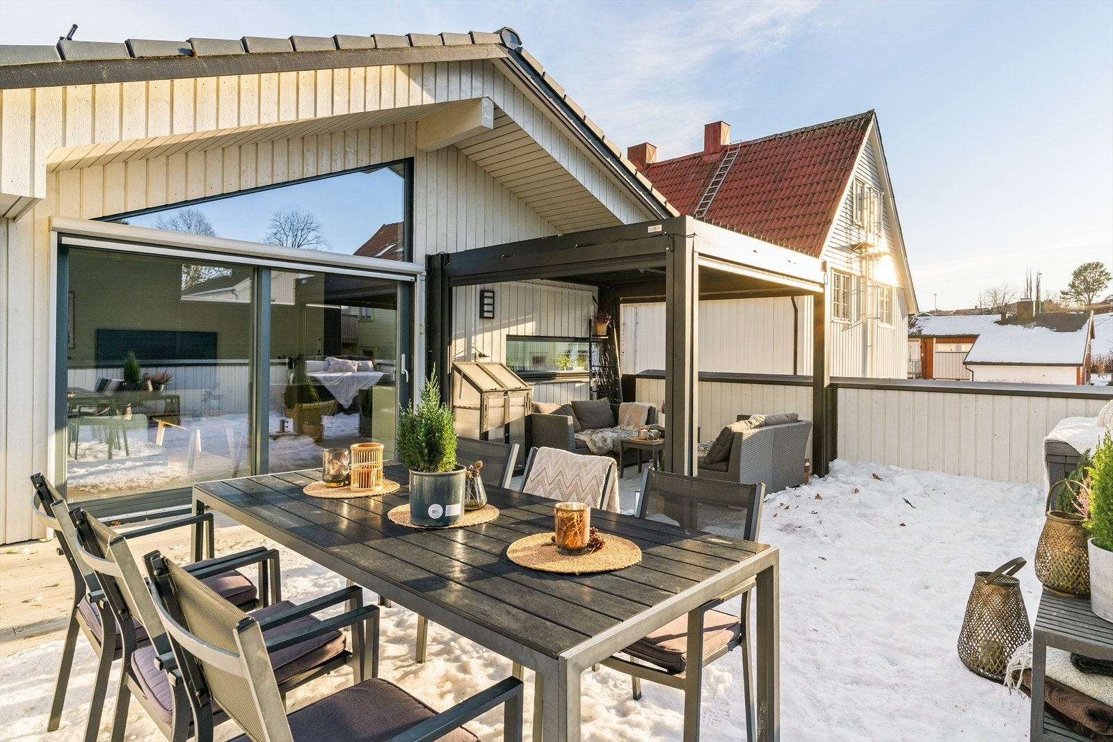 Takterrassen utgjør hele 42 kvm og er et fantastisk flott tilleggsareal til boligen. Galleribilde