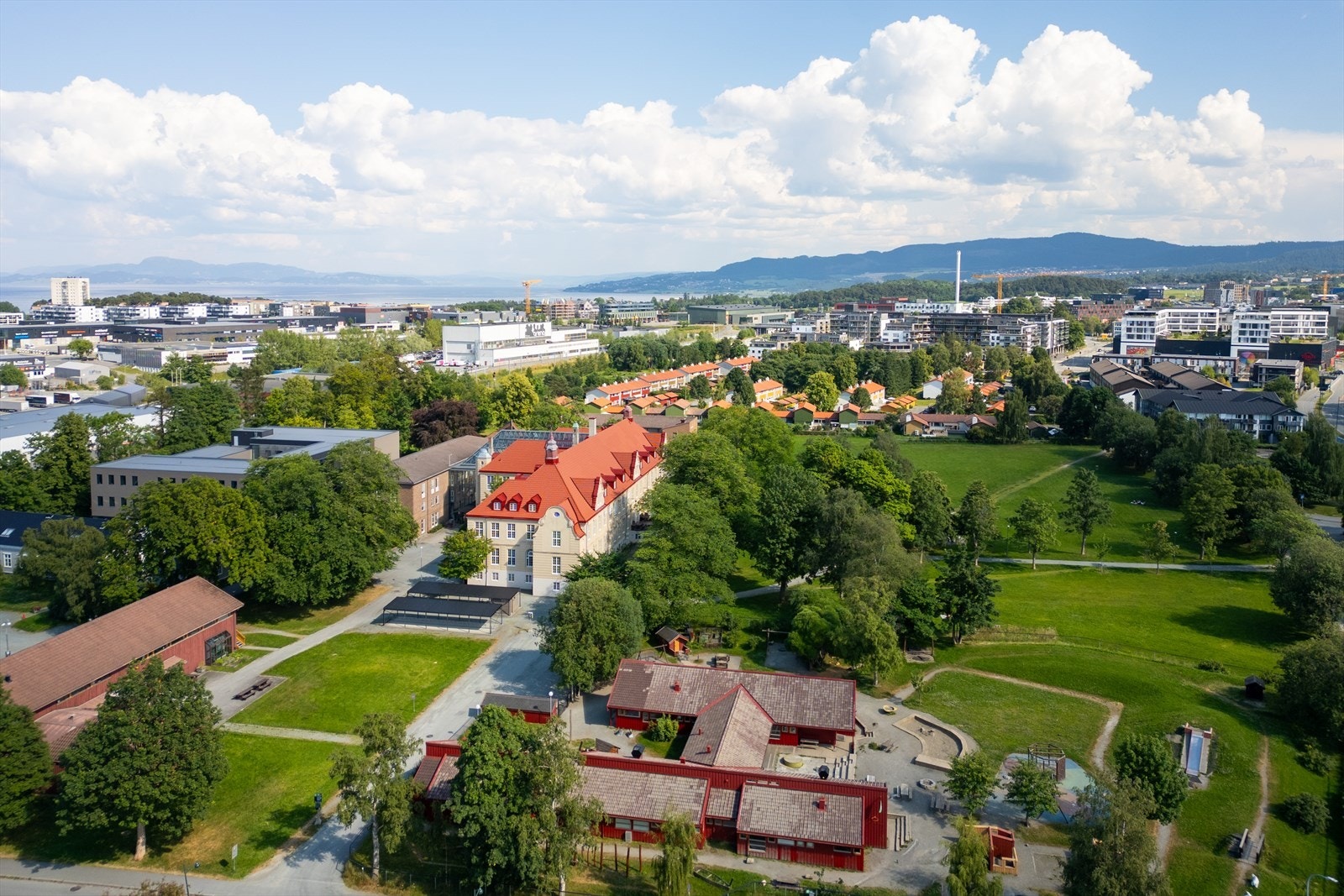 Området har god dekning med flere barnehager i nærområdet. Dronning Mauds Minne barnehage, Saxenborg barnehage og Aurora Baldershage barnehage ligger alle innen 9 minutters gange fra eiendommen. Galleribilde