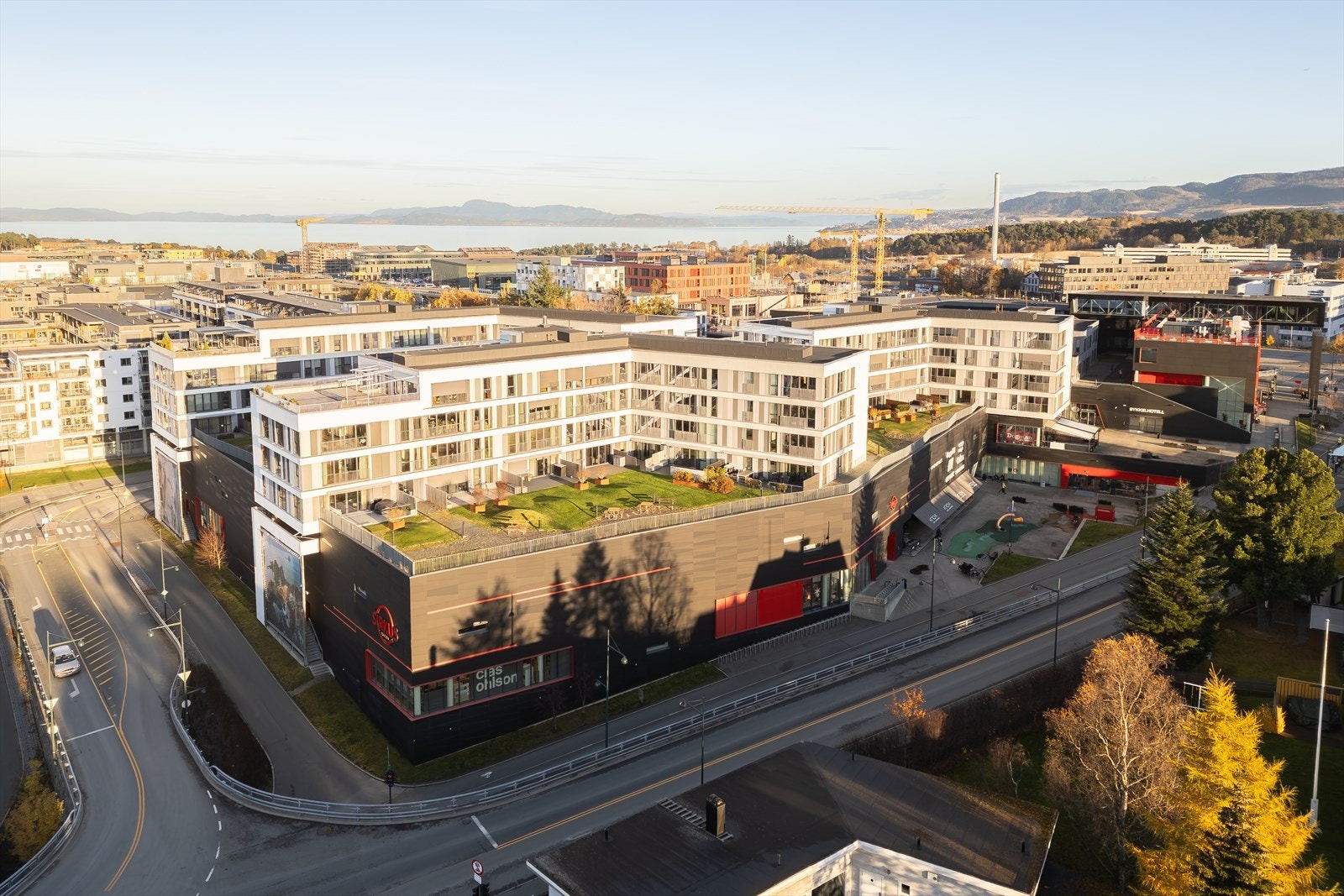 Rett rundt hjørnet har du kjøpesenteret Sirkus Shopping med sitt rike utvalg av butikker og spisesteder. Galleribilde