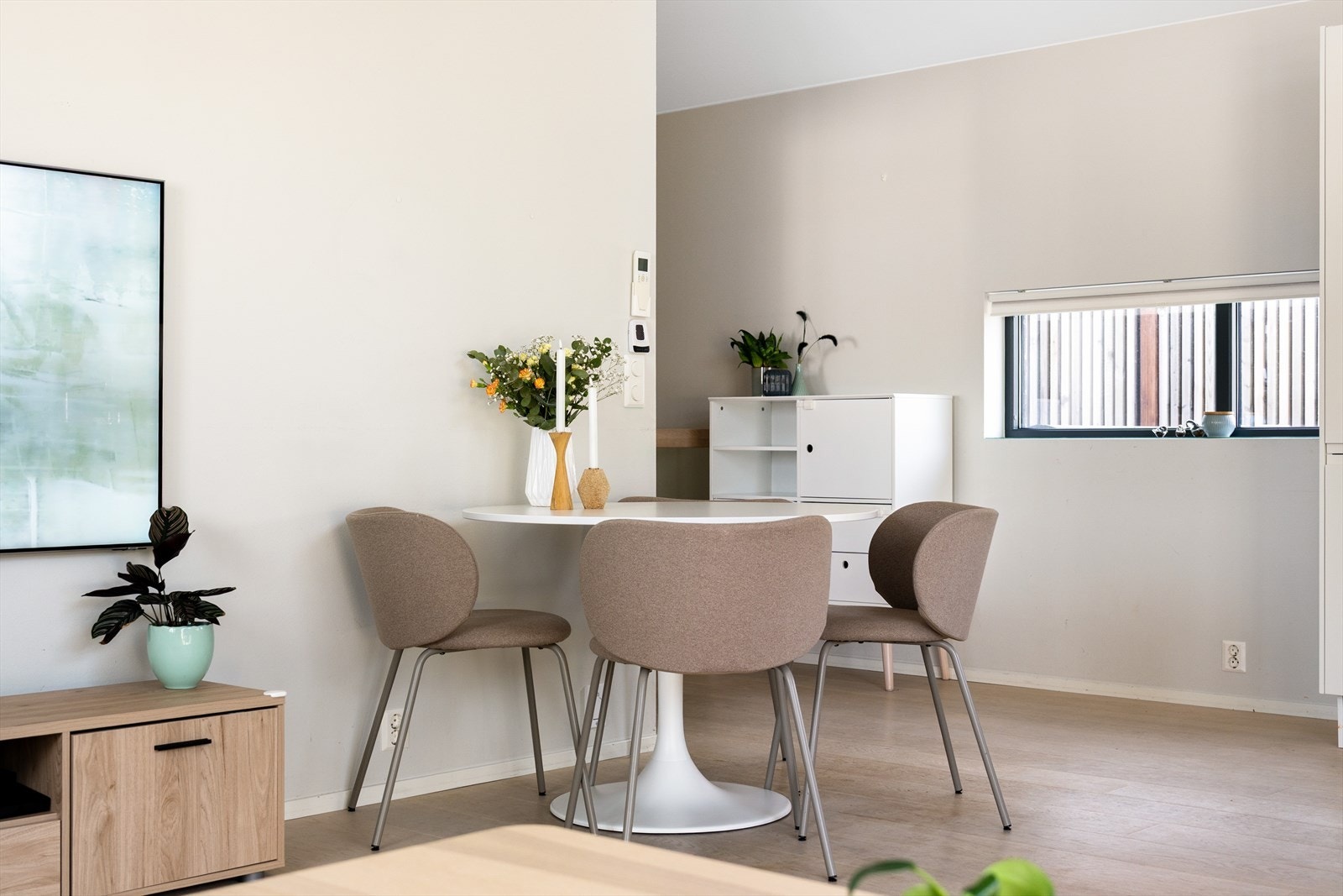 Det er lagt enstavs hvitlakkert eikeparkett på gulv, og det er listefrie overganger til bl.a. vindu. Galleribilde