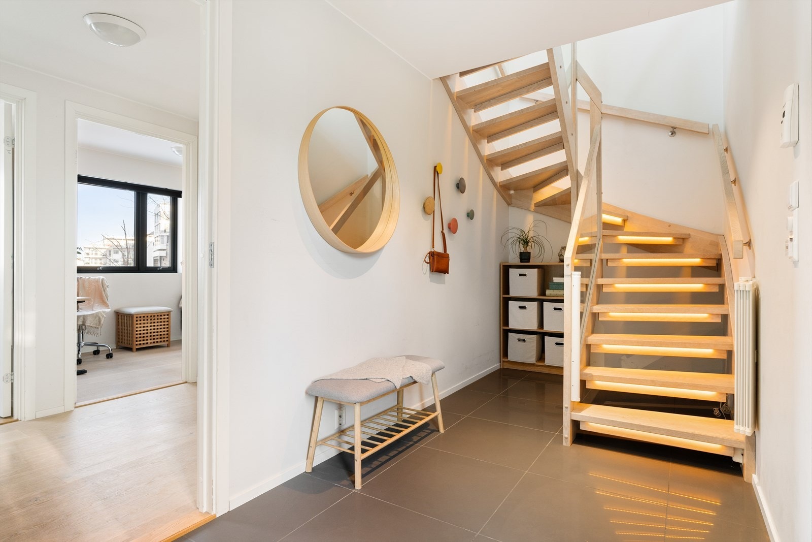 Trappen er lakkert i samme farge som parketten i huset. Den er levert av Stryntrappa, og det er lagt LED belysning mellom trinnene. Muligheter for ekstra lagring under trappen om ønskelig. Etasjen rommer også en bod på 3,9 kvm. Galleribilde