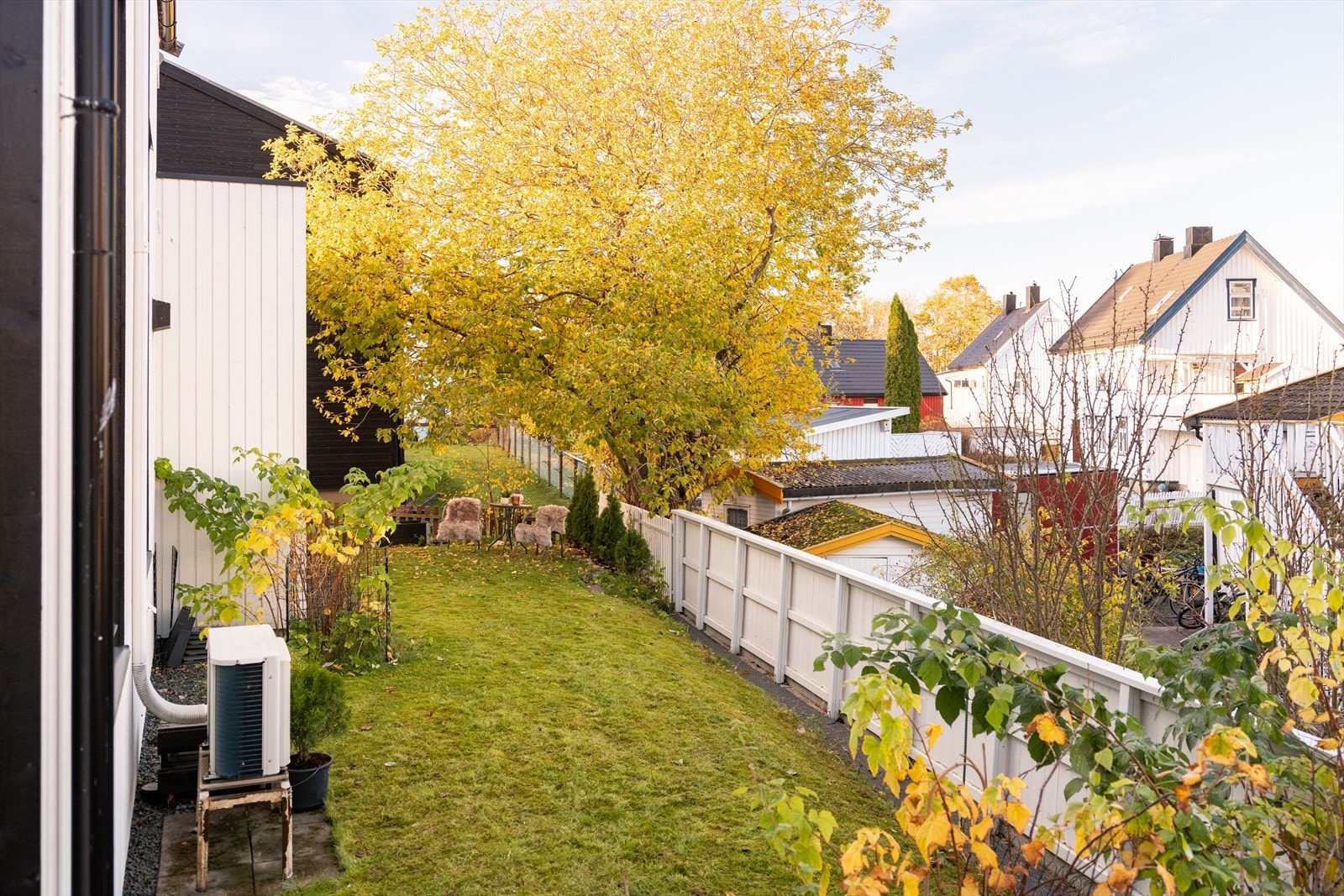 I bakkant av boligen har man en flott hage med plass til trampoline e.l. Galleribilde