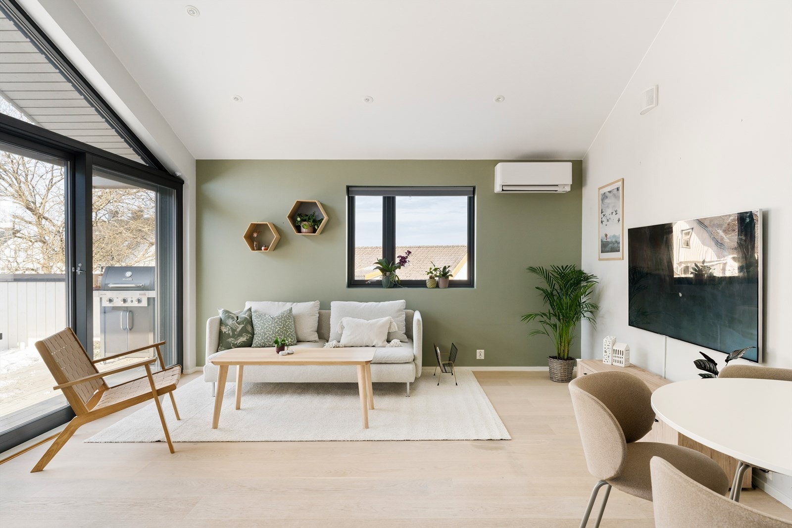 Det er klargjort for å sette inn pipe dersom man ønsker vedovn. Varmepumpen ble installert i 2021. Galleribilde