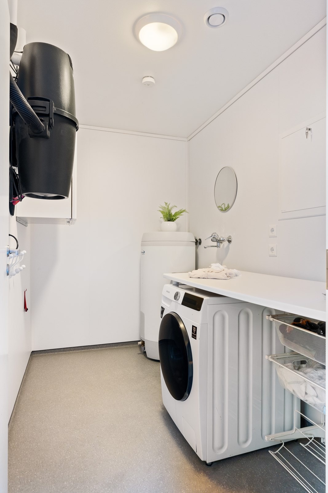 Praktisk vaskerom/teknisk rom med behagelig varme i gulv. Rommet er utstyrt med utslagsvask og opplegg for vaskemaskin. Varmtvannsbereder, ventilasjonsaggregat og sentralstøvsuger er også plassert her. Galleribilde