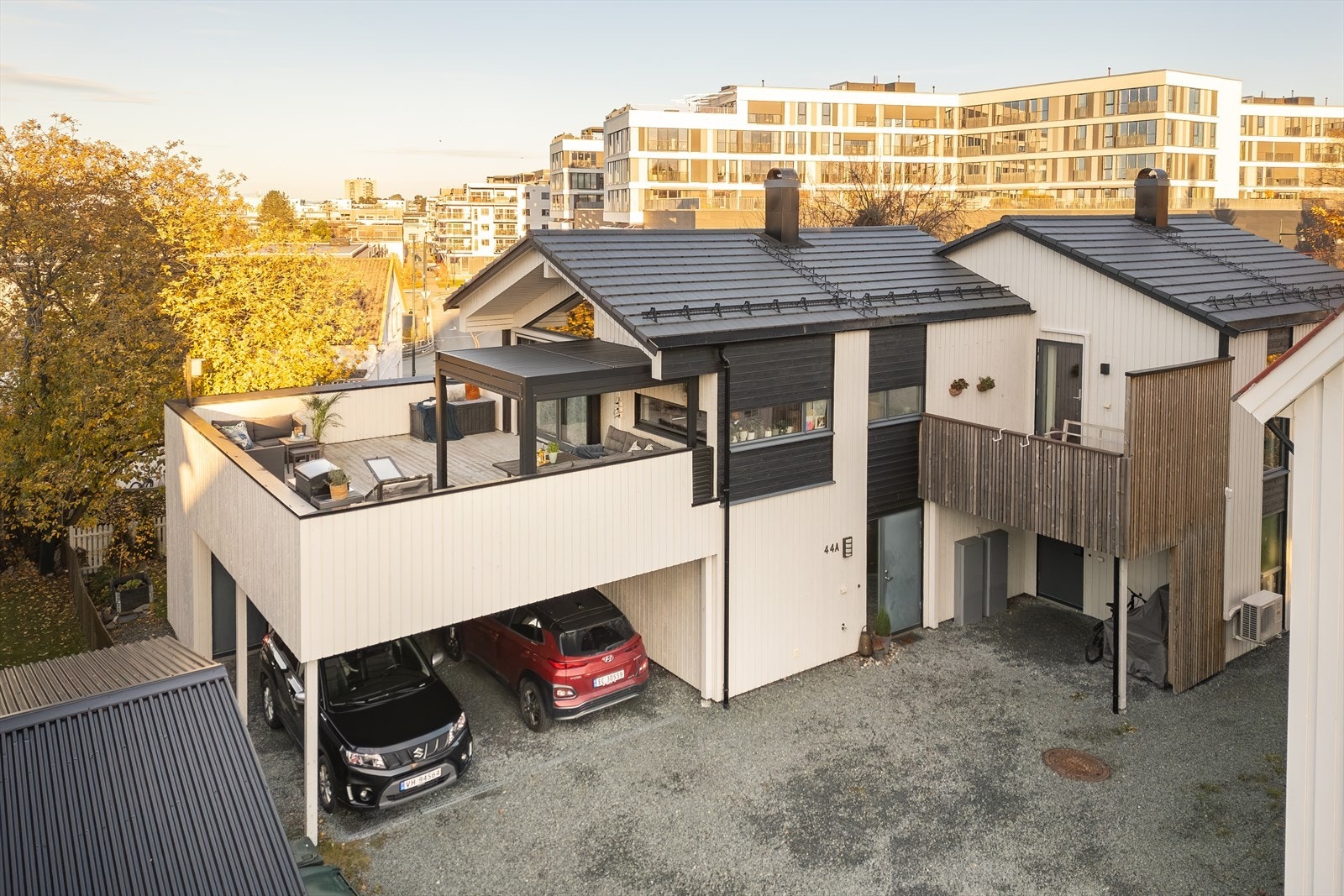 Til boligen hører det med 1 plass i carport under takterrassen. I tillegg er det parkeringsmuligheter foran denne, og evt. foran inngangsdør. I bakkant av carporten er en bod på 5 kvm. Galleribilde