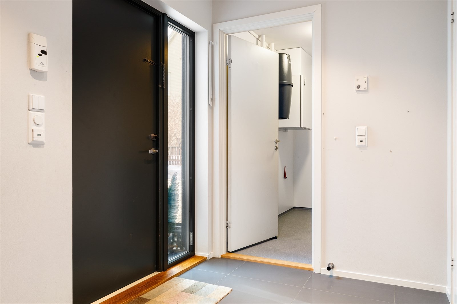 Entréen har god plass til klær og sko. Det er lagt 60x60 flis på gulv over behagelig varme. Galleribilde