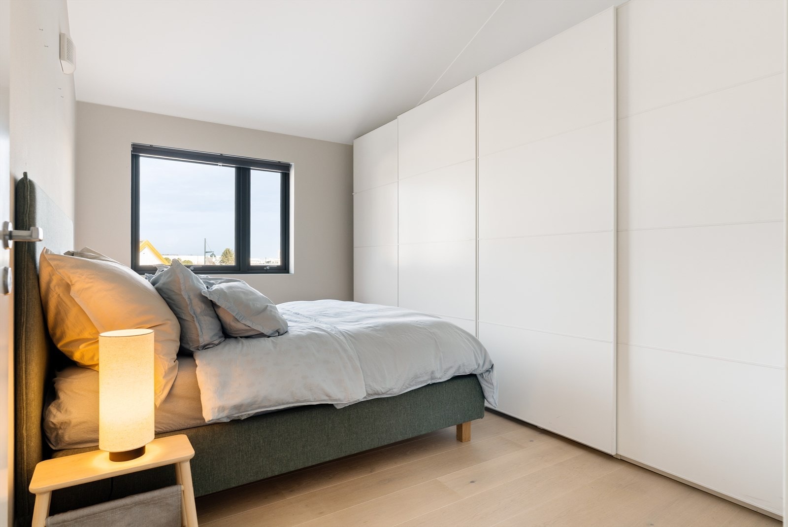 Her har man en god takhøyde, og det er installert en stor skyvedørsgarderobe med god plass til oppbevaring. Galleribilde