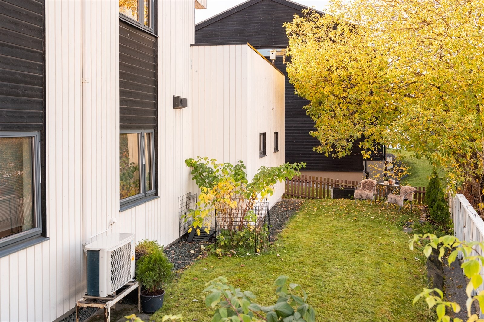 I bakkant av boligen har man en skjermet hage, pent opparbeidet med diverse beplantninger, gressplen og gjerde. Galleribilde