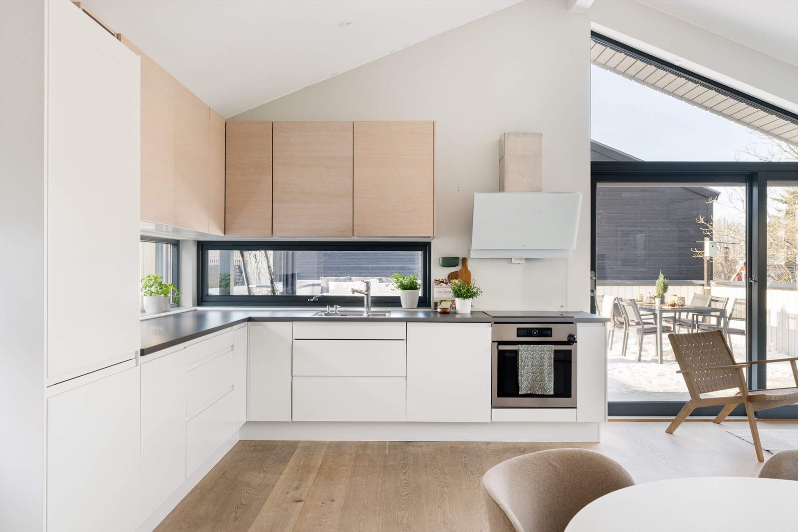 Stilren kjøkkeninnredning fra Sigdal med bl.a. stekeovn med pyrolysefunksjon, induksjonstopp, lavdesibel oppvaskmaskin og et lavenergi kjøleskap. Galleribilde