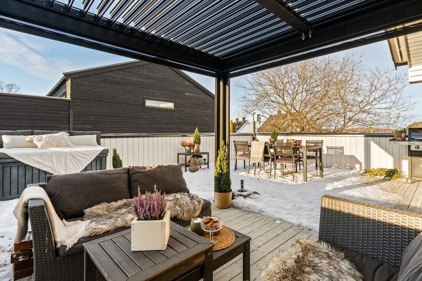 Takterrassen er sørvestvendt, og har solen til sent på kveld sommerstid. Galleribilde