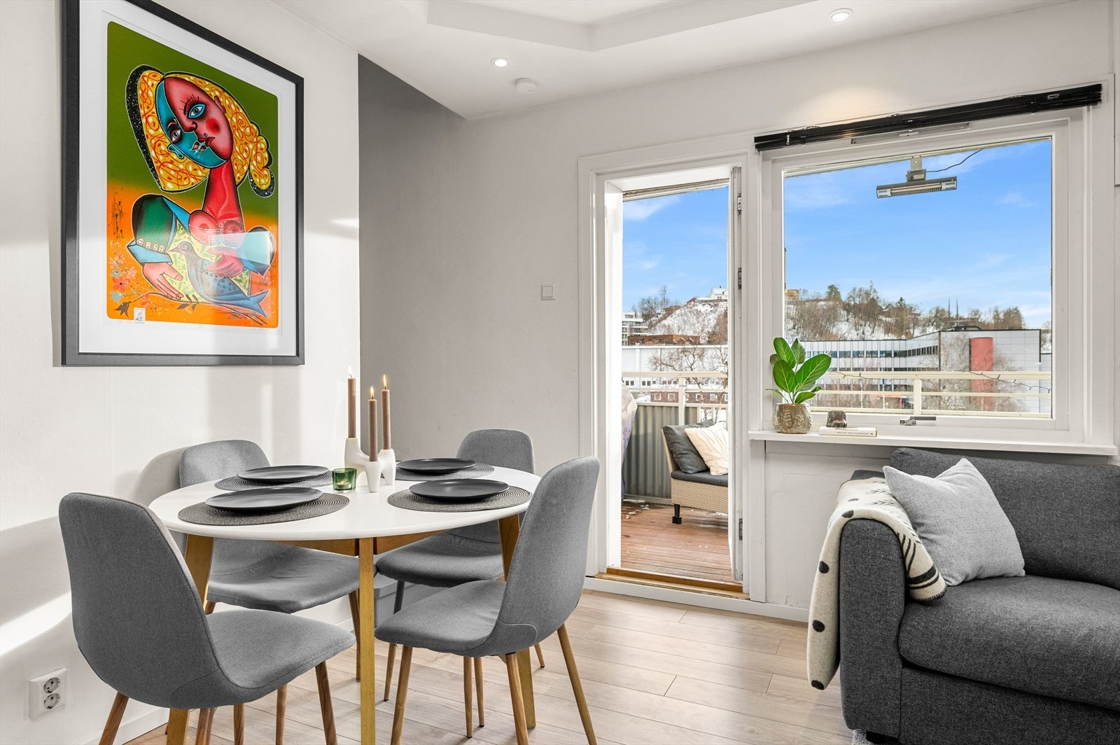 Fra den innbydende stuen er det direkte utgang til den sørvendte balkongen på hele 6,5 kvm. Galleribilde