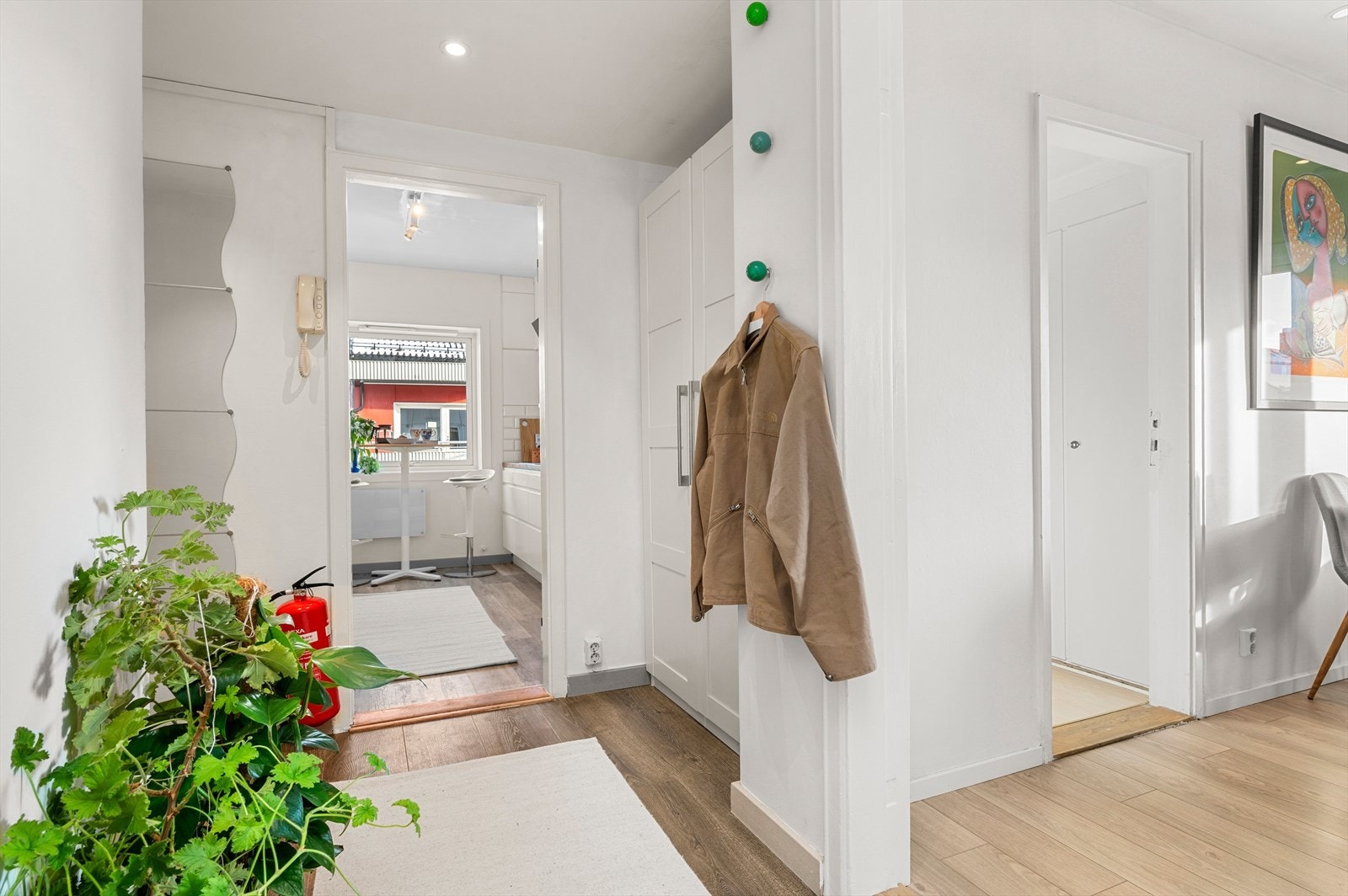 Romslig entré på 5,5m², med meget gode muligheter for oppbevaring av sko, yttertøy og praktiske løsninger for hverdagsbruk. Galleribilde