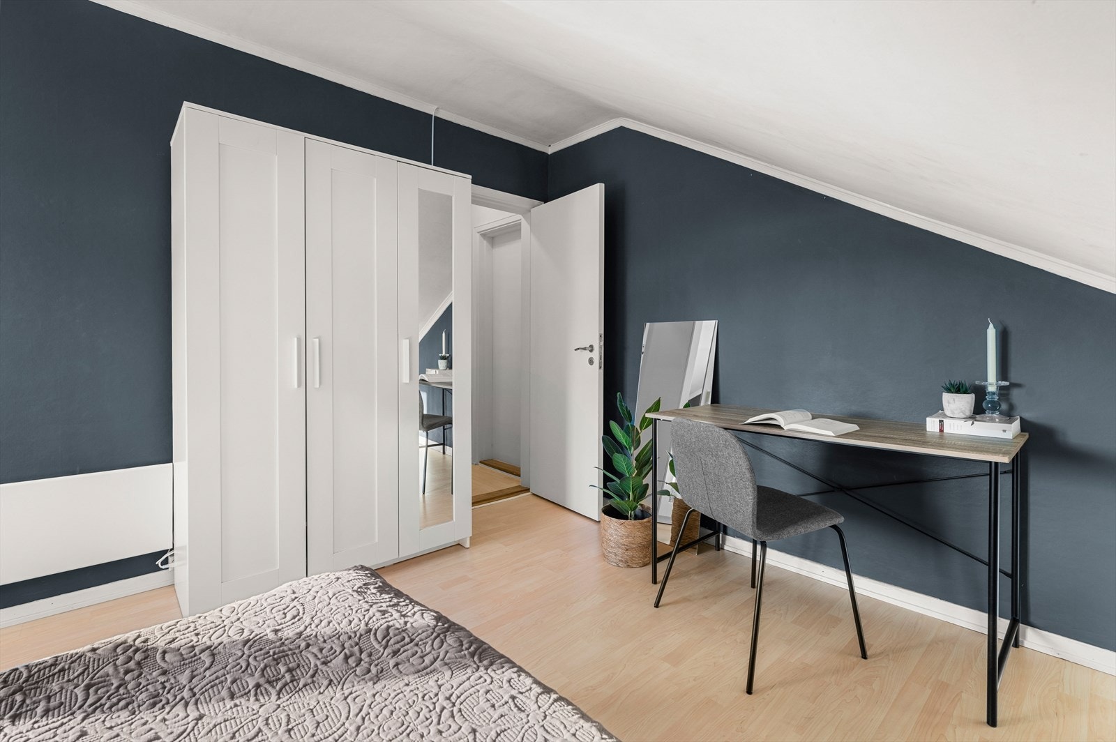 Rommet har god plass til både skap og skrivepult, og arealet utnyttes effektivt. Galleribilde