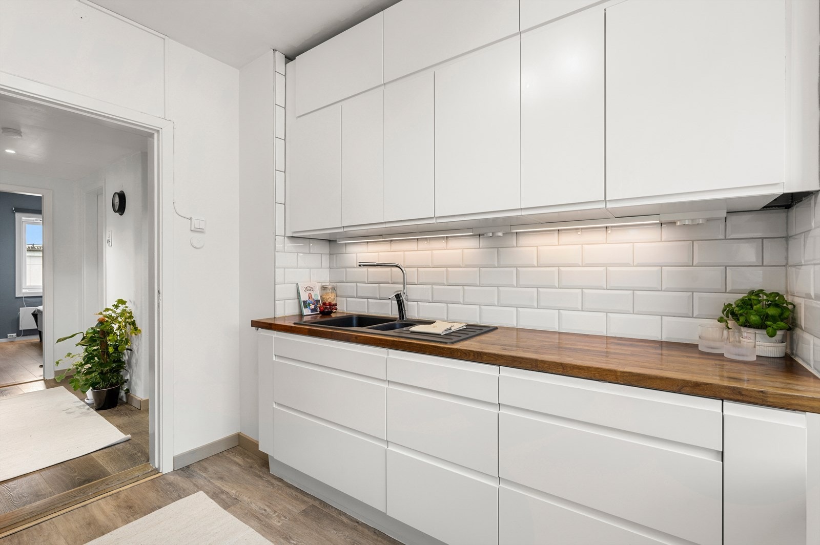 Kjøkkenet byr på svært gode oppbevaringsmuligheter og rikelig med benkeplass, et funksjonelt arbeidskjøkken som gjør matlagingen både enkel og trivelig. Galleribilde