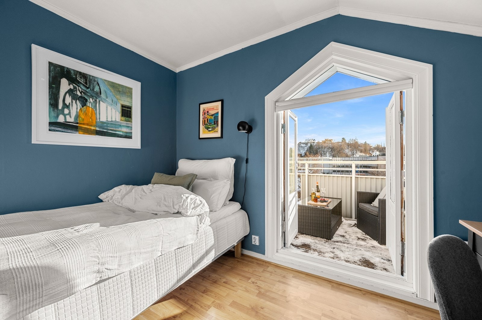 På loftet finner du et soverom på 9,5 m² med utgang til egen balkong samt et praktisk kott for ekstra lagring. Galleribilde