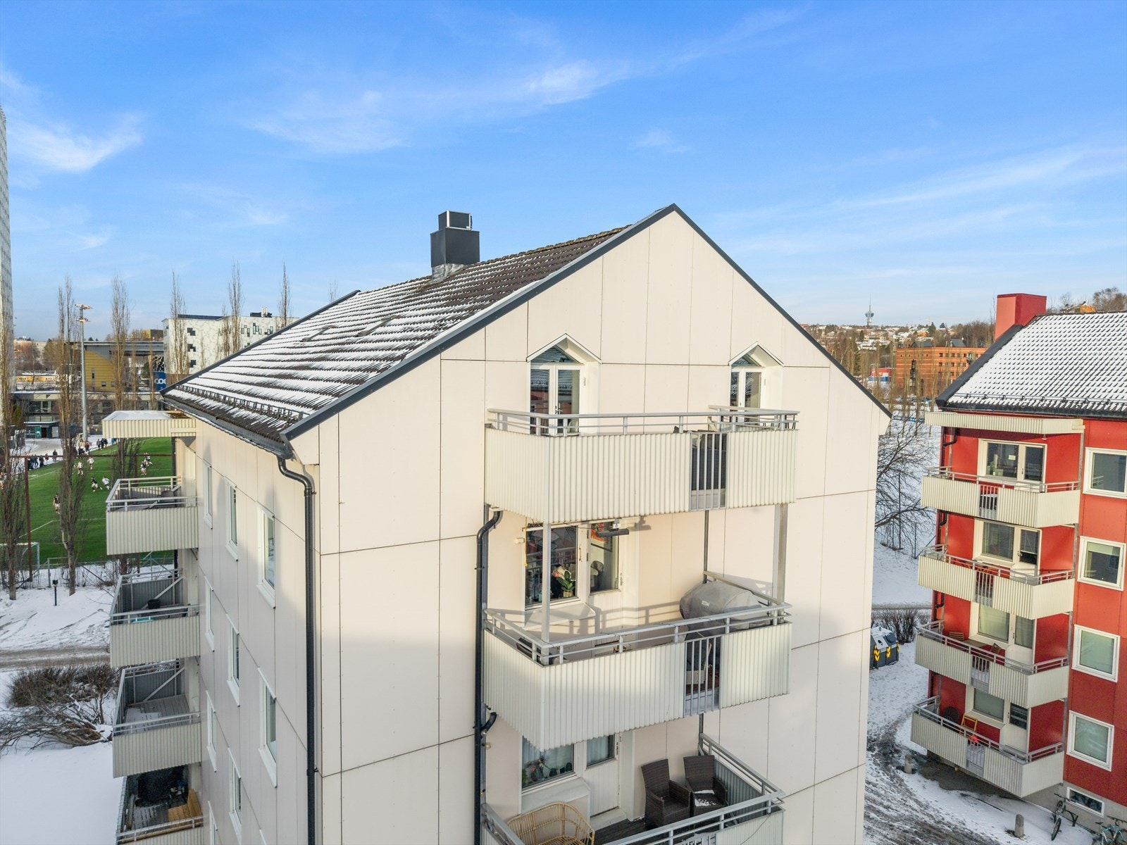 Dronefoto som viser balkongen i loftsetasjen, med flott utsyn og gode solforhold. Galleribilde
