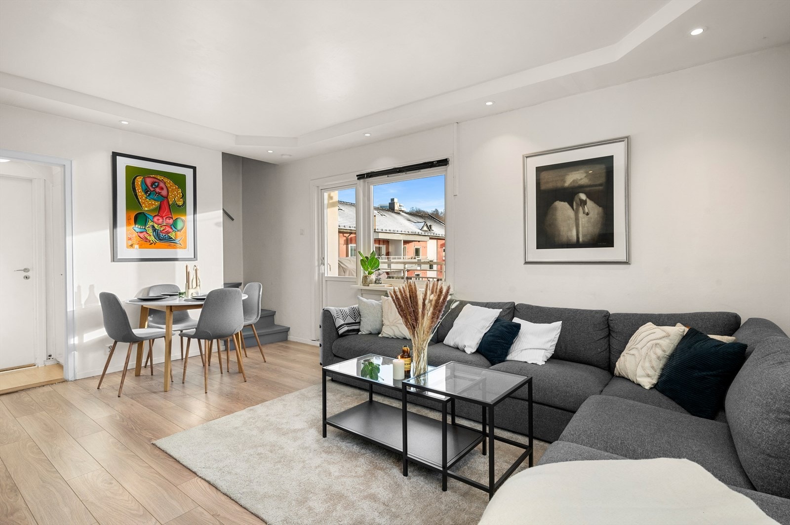 Felleskostnadene dekker blant annet kabel-TV, internett, 2 garasjeplasser, kommunale avgifter samt renter og avdrag, noe som gir forutsigbare og oversiktlige månedlige utgifter. Galleribilde