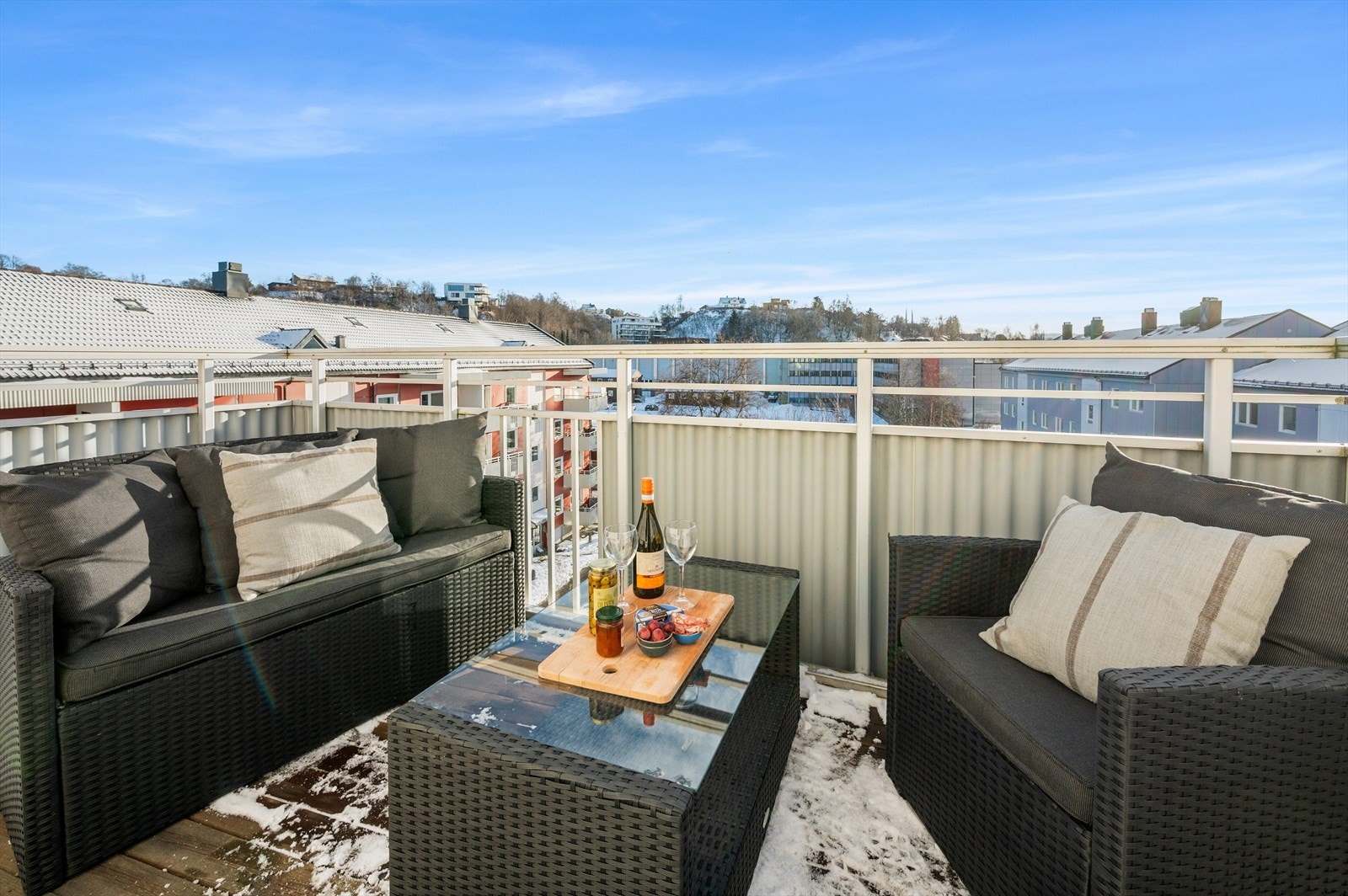 Balkong på 6,5 m² med gode solforhold og ingen innsyn. Galleribilde