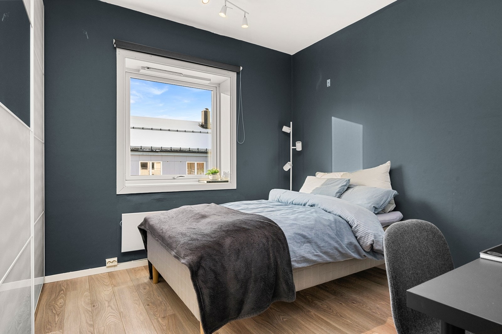 Soverom på 11 m² med god plass til dobbeltseng, skrivepult og øvrig møblement. Galleribilde