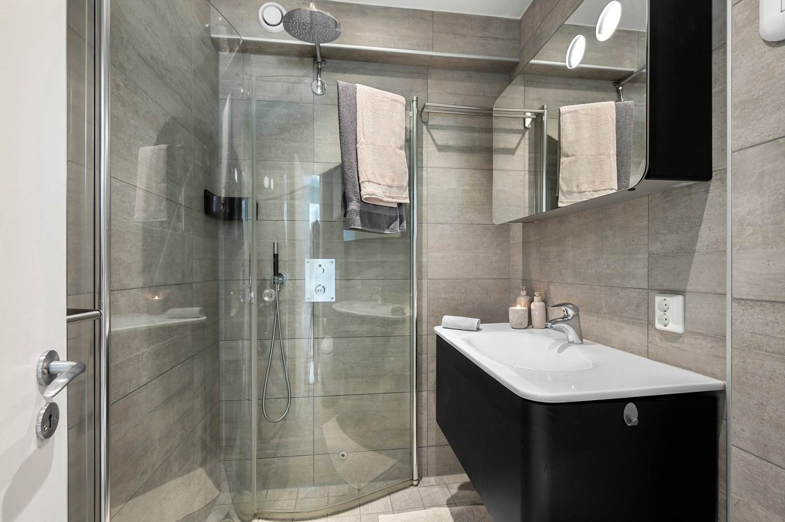 Flislagt bad fra topp til tå er modernisert i 2016, med nye vannrør fra samme år. Termostat til varmekabler i gulv (2025) og termostat til dusj (2026) er nytt. Galleribilde