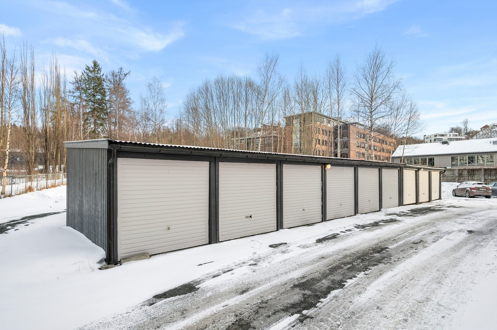 Det medfølger 2 garasjeplasser. Eier har leid ut disse for 2200 kr/måned (totalt). De har også takst verdi på 150 000 per garasje av våren 2025 (kan selges internt i borettslaget). Galleribilde