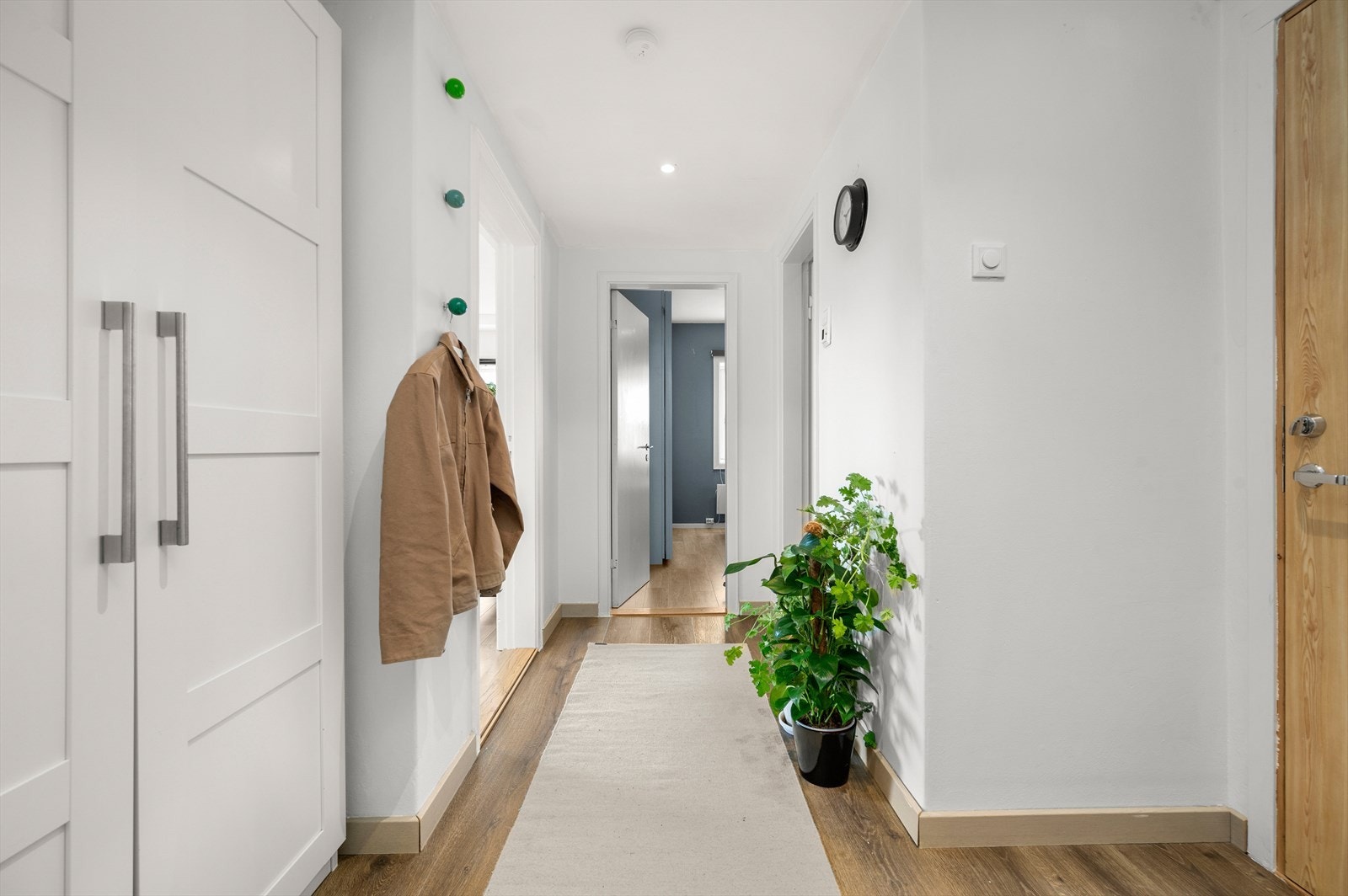 Fra gangen har du tilgang til kjøkkenet, badet, ett av soverommene og stuen, en praktisk og oversiktlig planløsning som gjør boligen både funksjonell og lett å trives i. Galleribilde