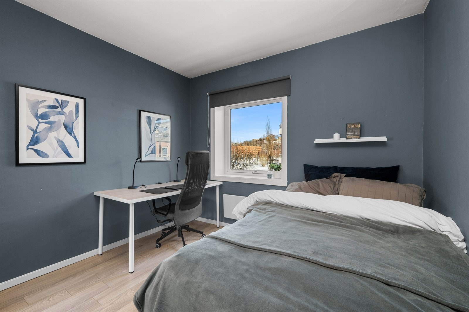 Soverom på 11,5 m² med plass til både pult, nattbord og klesskap, et rom med gode møbleringsmuligheter. Galleribilde