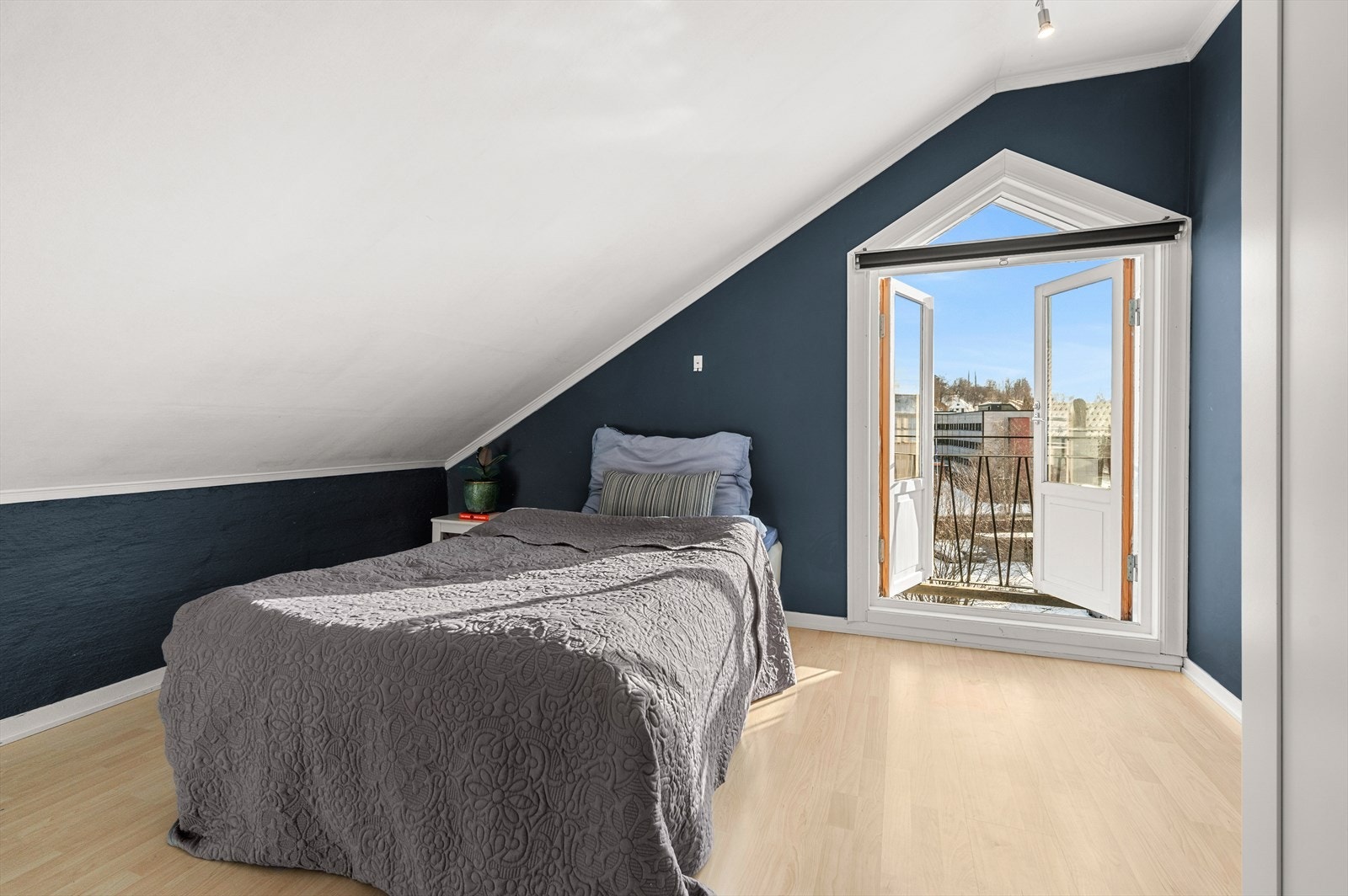 Det andre soverommet på loftet er på 9 m² og har en praktisk fransk balkong som gir rommet godt lys og en luftig følelse. GUA er på ca. 14 m². Galleribilde