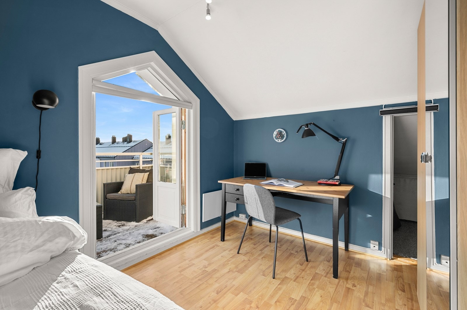 God plass til både skrivepult og dobbeltseng, noe som gir rommet en praktisk og effektiv utnyttelse av arealet. Galleribilde