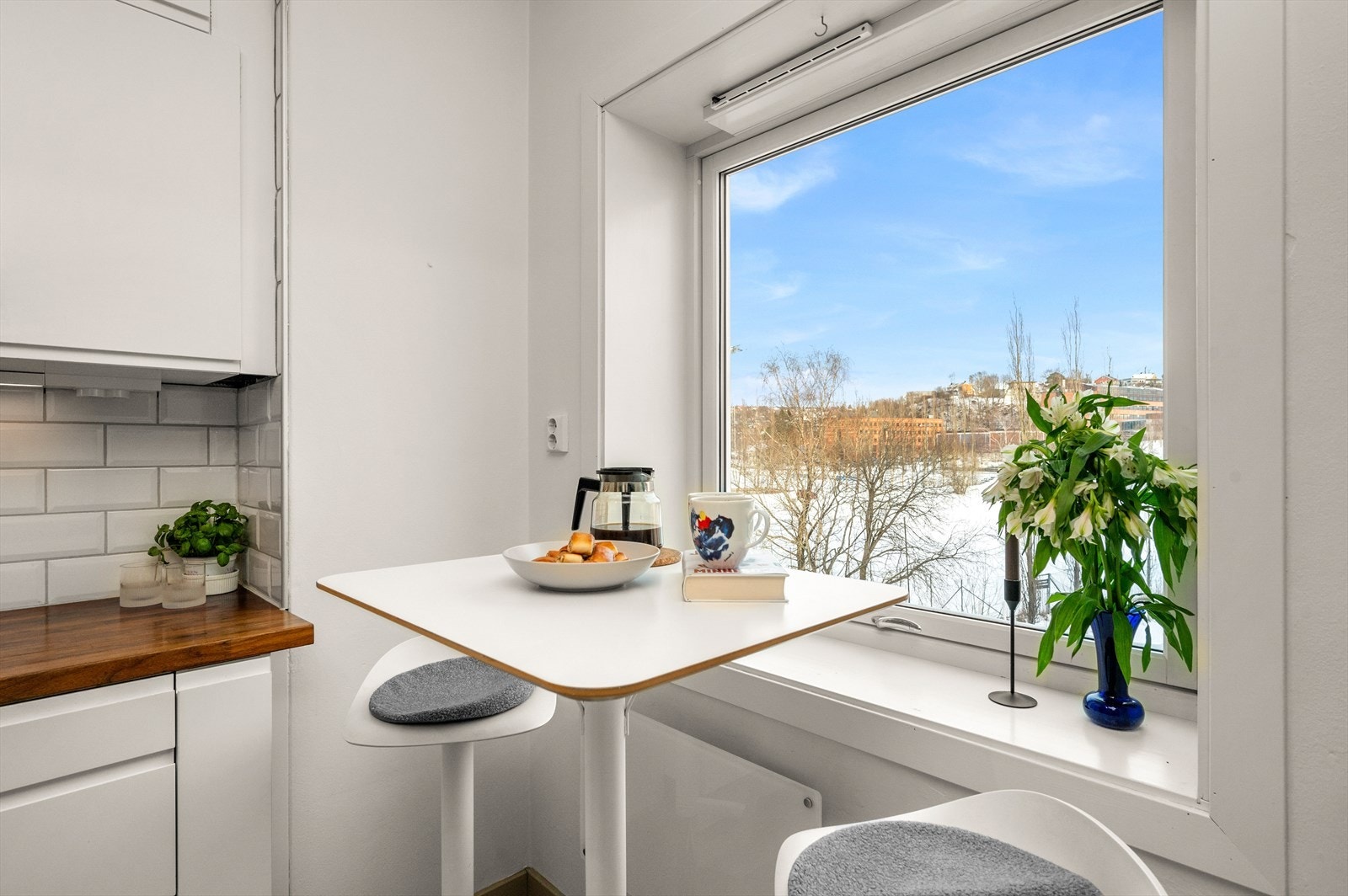 Kjøkken på 9,5 m² med praktisk utforming og gode arbeidsflater. Selger opplyser om at det er etablert ny komfyrvakt i 2026. Galleribilde