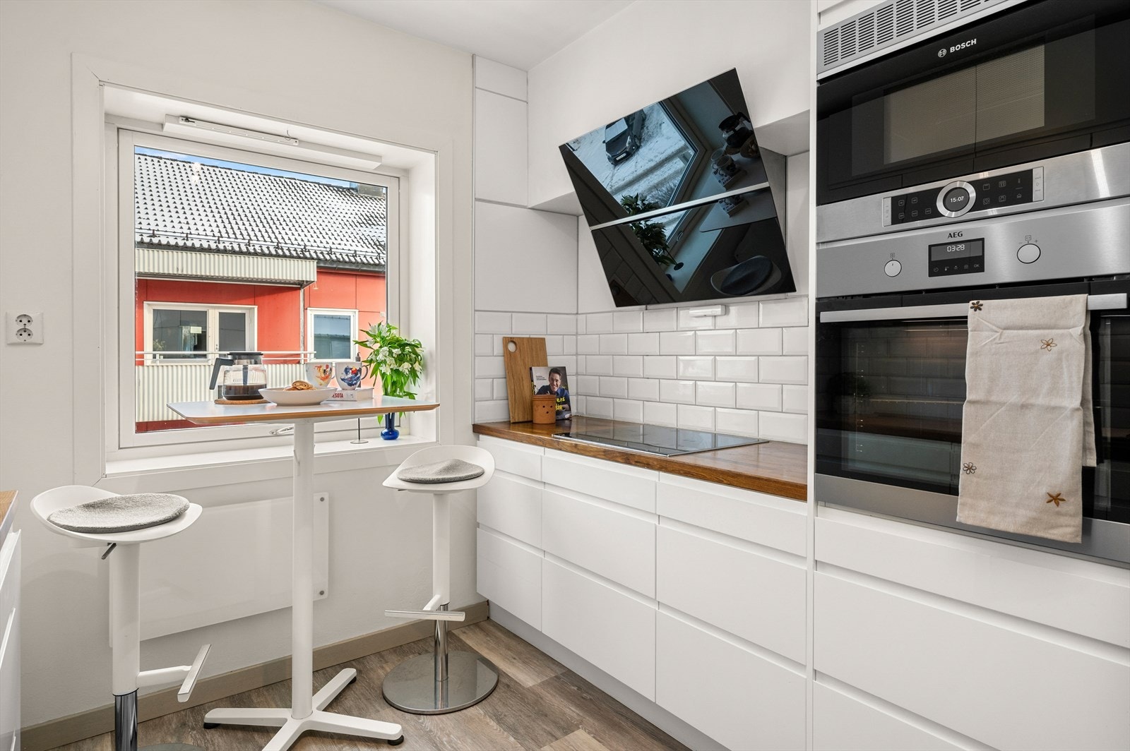 Det er integrerte hvitevarer som platetopp, stekeovn, mikrobølgeovn og oppvaskmaskin. Hvitevarene er fra AEG og Bosch, kjent for god kvalitet og driftssikkerhet. Galleribilde