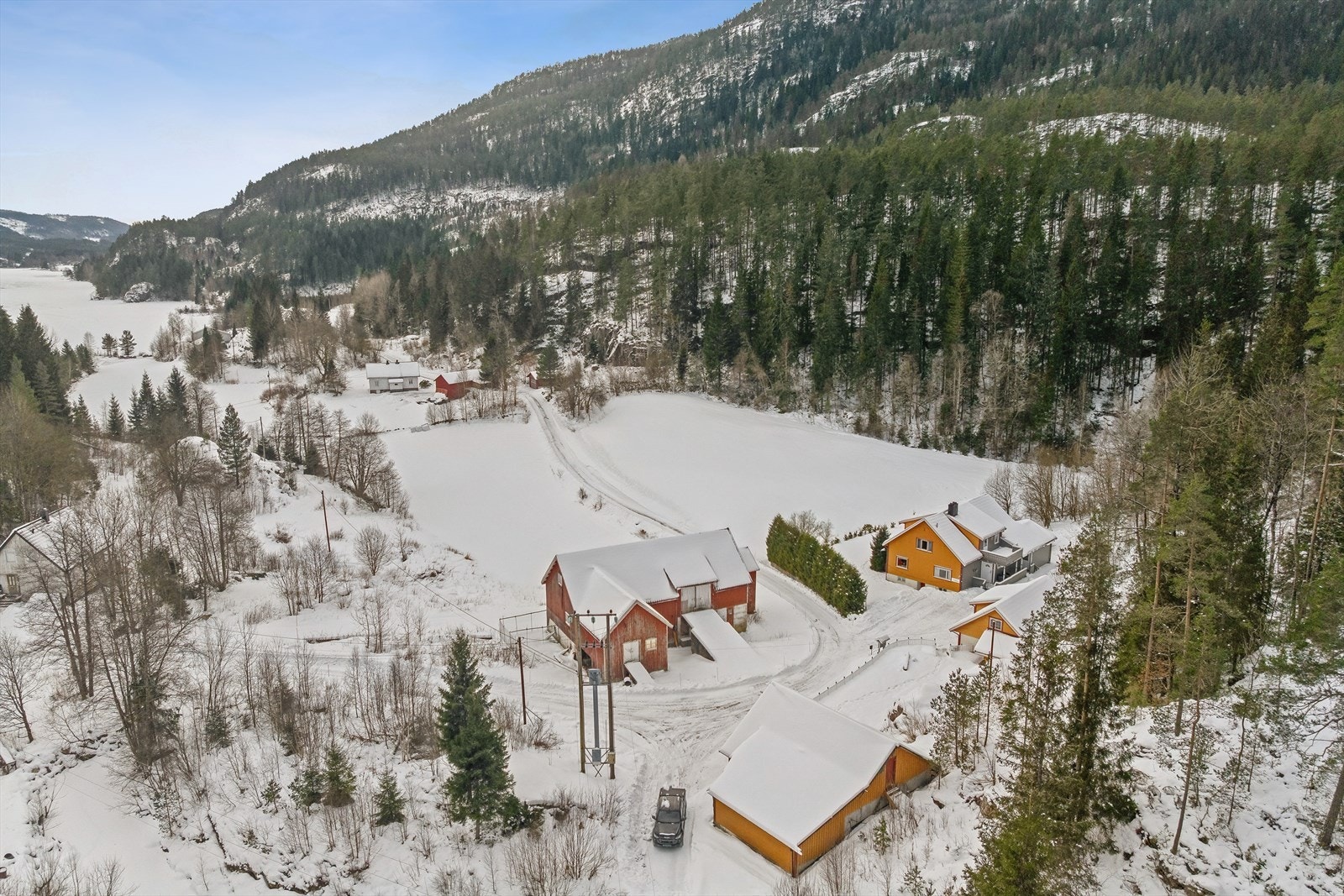 Her bor du med naturen tett på, og har sol fra morgen til kveld på sommeren. Galleribilde