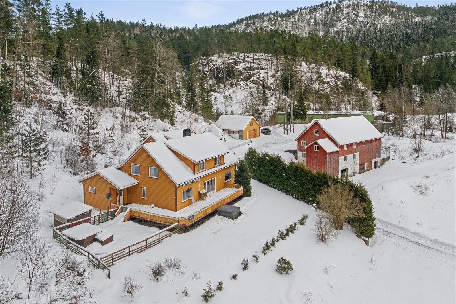 Boligen ligger i et stille og rolig område innerst i blindvei på stor, solrik tomt med flotte uteområder. Galleribilde