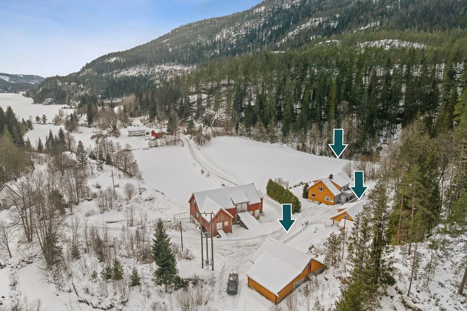 Det er tre bygg på tomten: bolighus, trippelgarasje og en ekstra stor garasje. Galleribilde