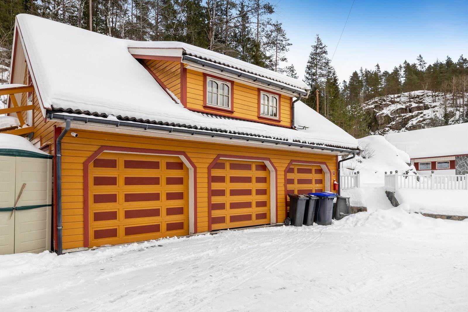 Trippel garasje med overbygg. Galleribilde