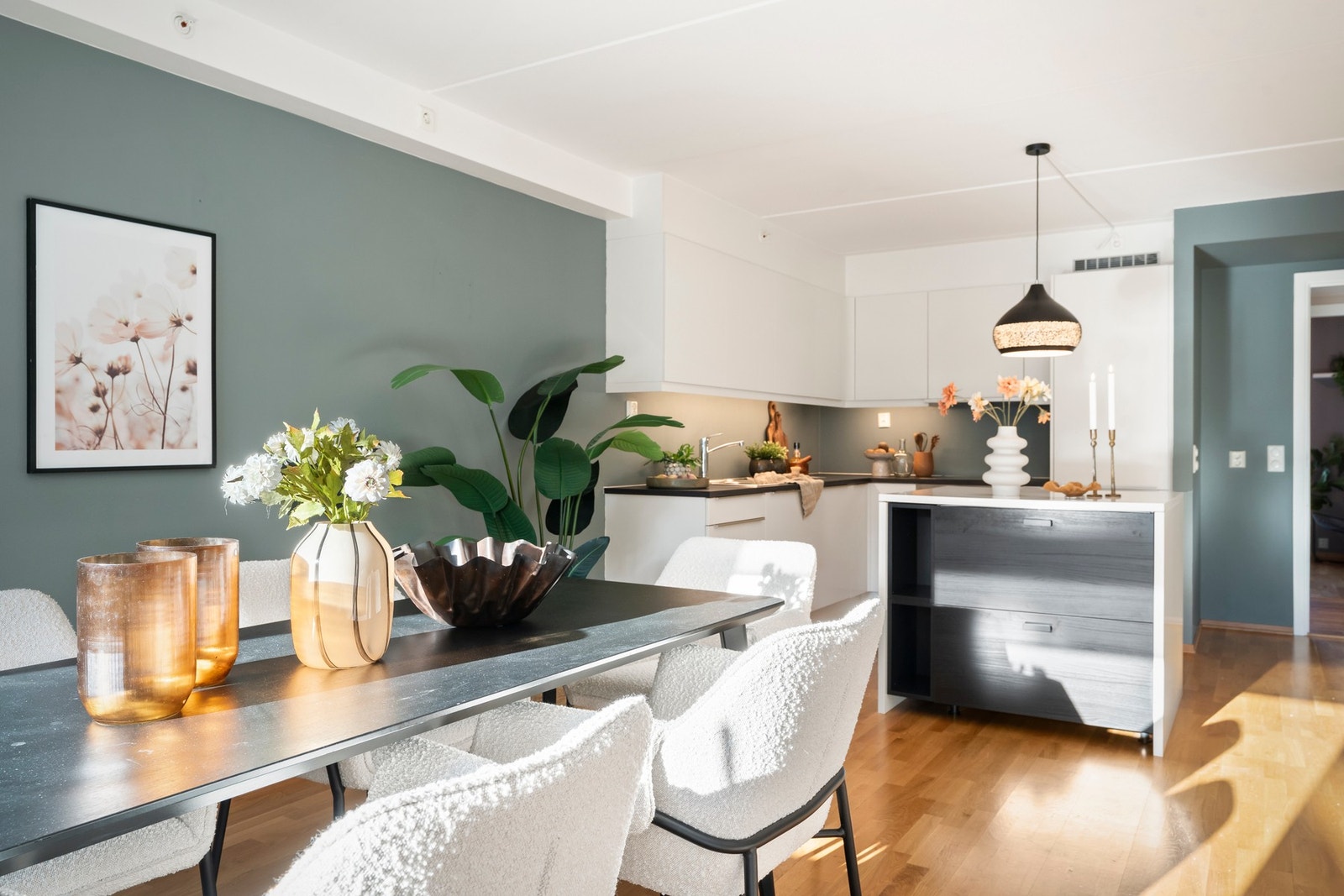 Her er det enkelt å møblere med stort spisebord med plass for mange gjester rundt. Galleribilde