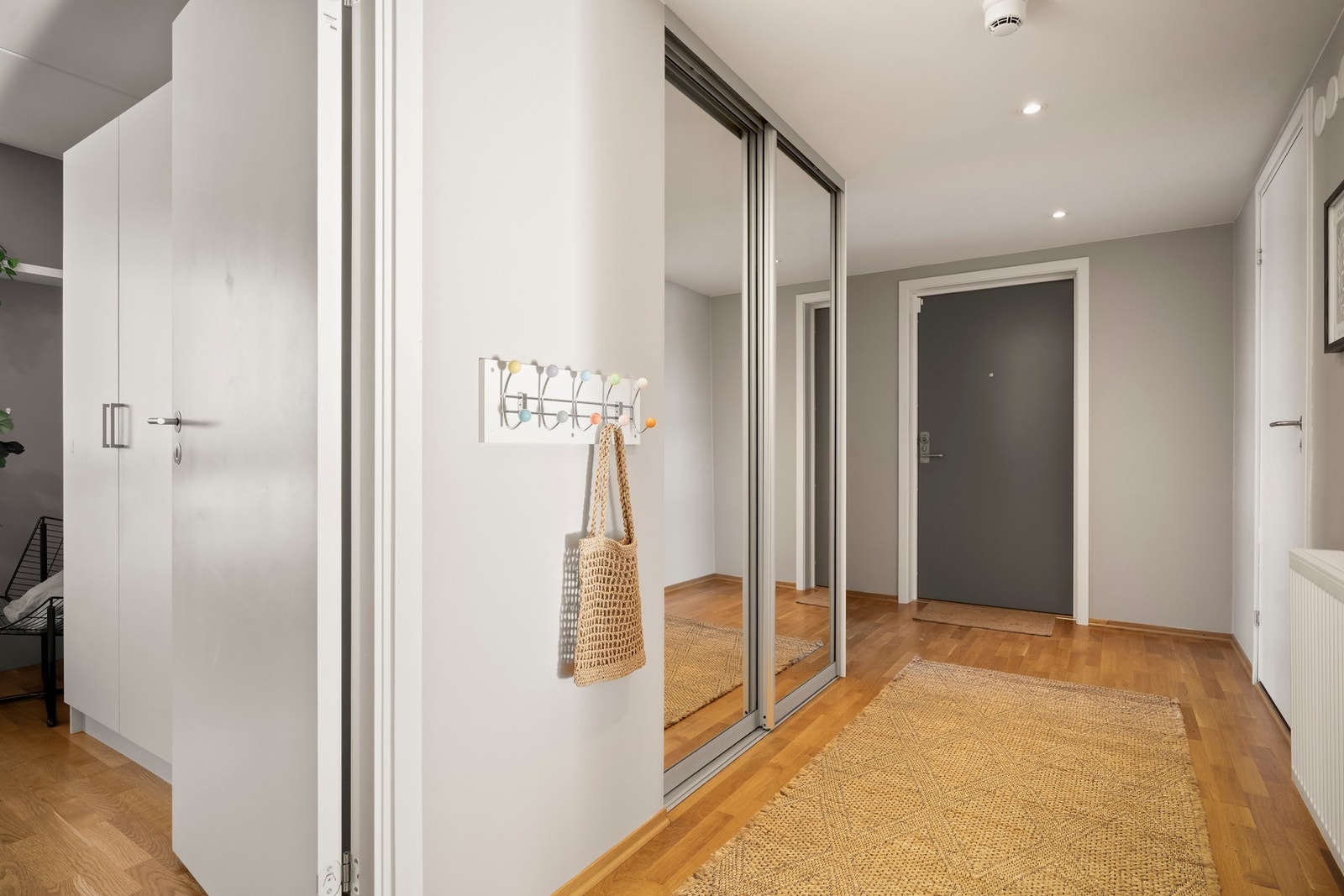 I gangen er det gode oppbevaringsmuligheter i garderobe med praktiske skyvedører med speilfronter. Galleribilde