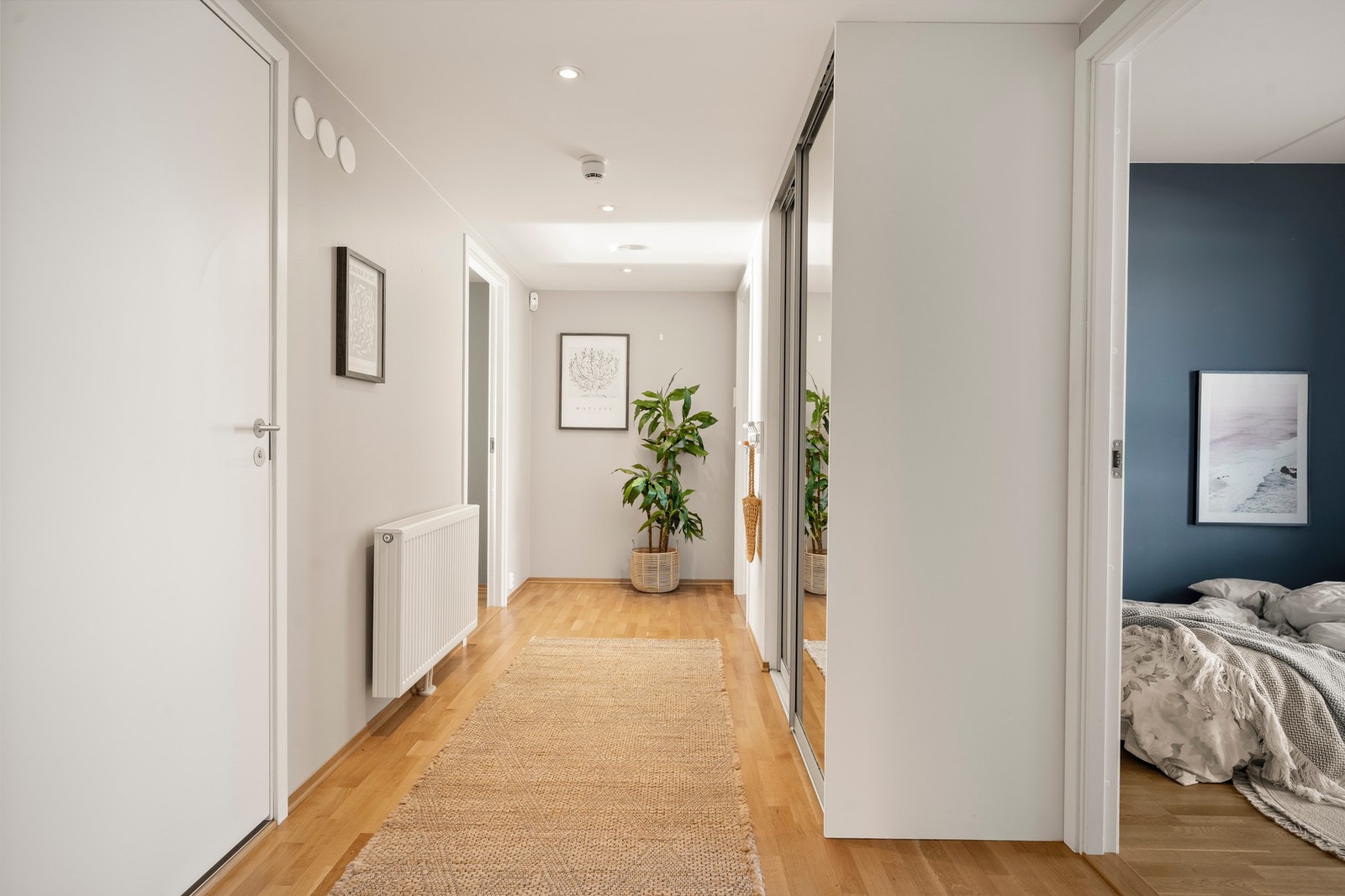 Velkommen inn til en hyggelig og romslig gang med god plass for yttertøy og sko. Galleribilde