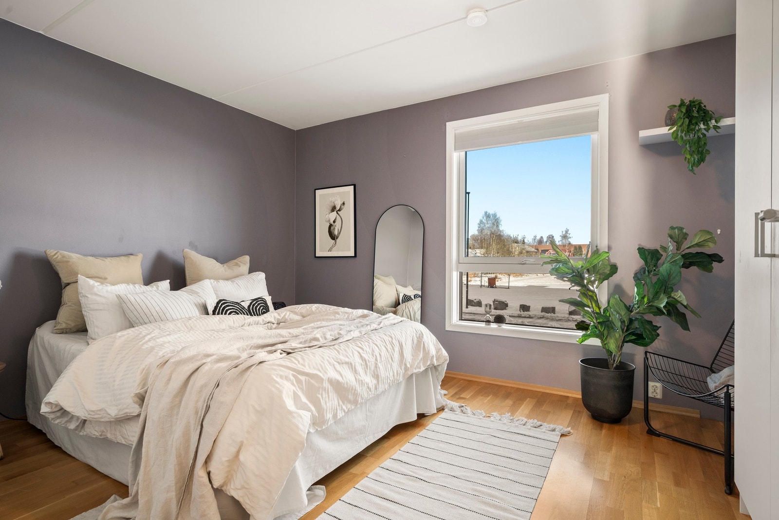 Hovedsoverommet er et behagelig rom med plass for dobbeltseng, nattmøbler og veggoppheng. Galleribilde
