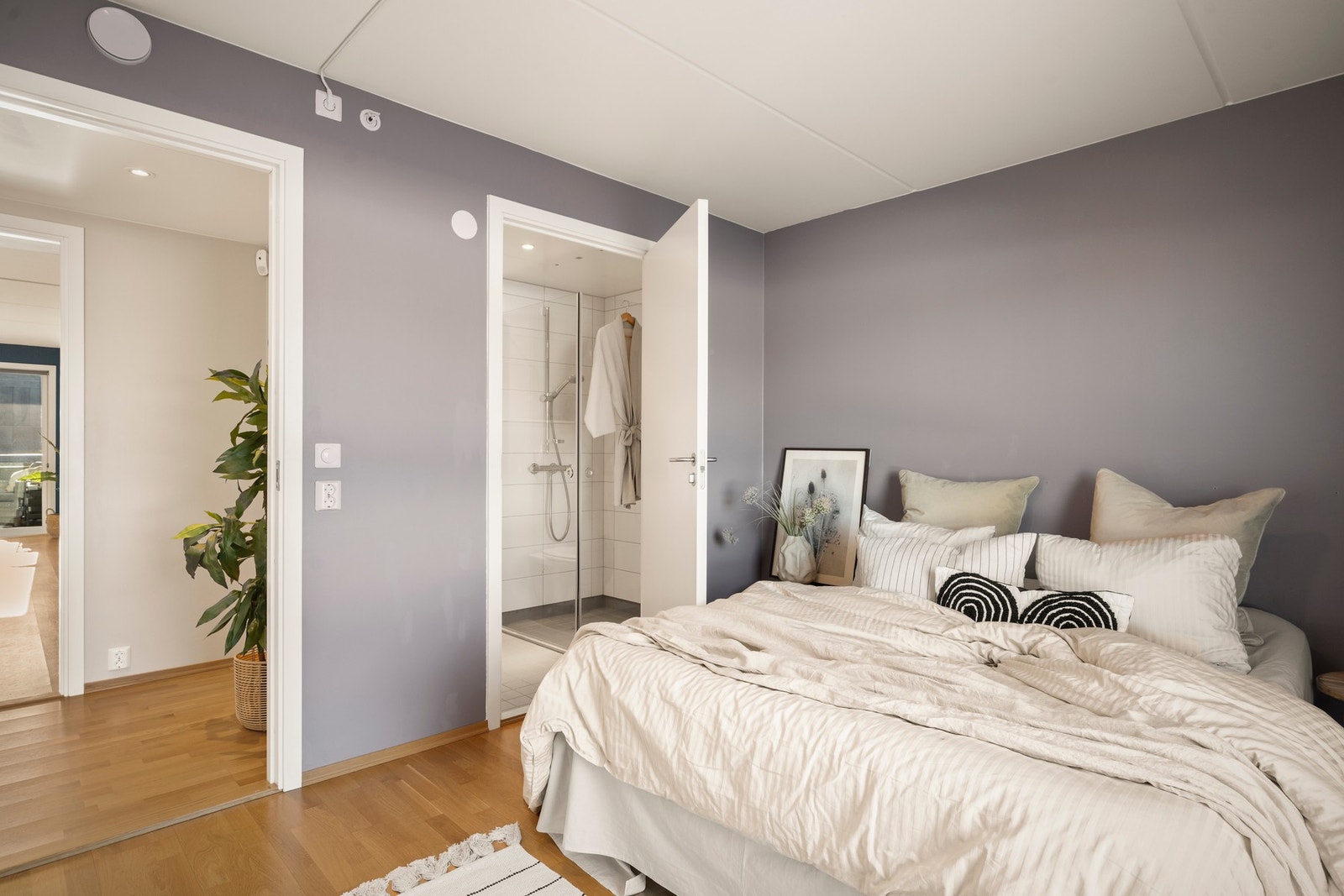 Fra dette rommet har du et eget ensuite bad. Noe som bringer luksus i hverdagen. Galleribilde