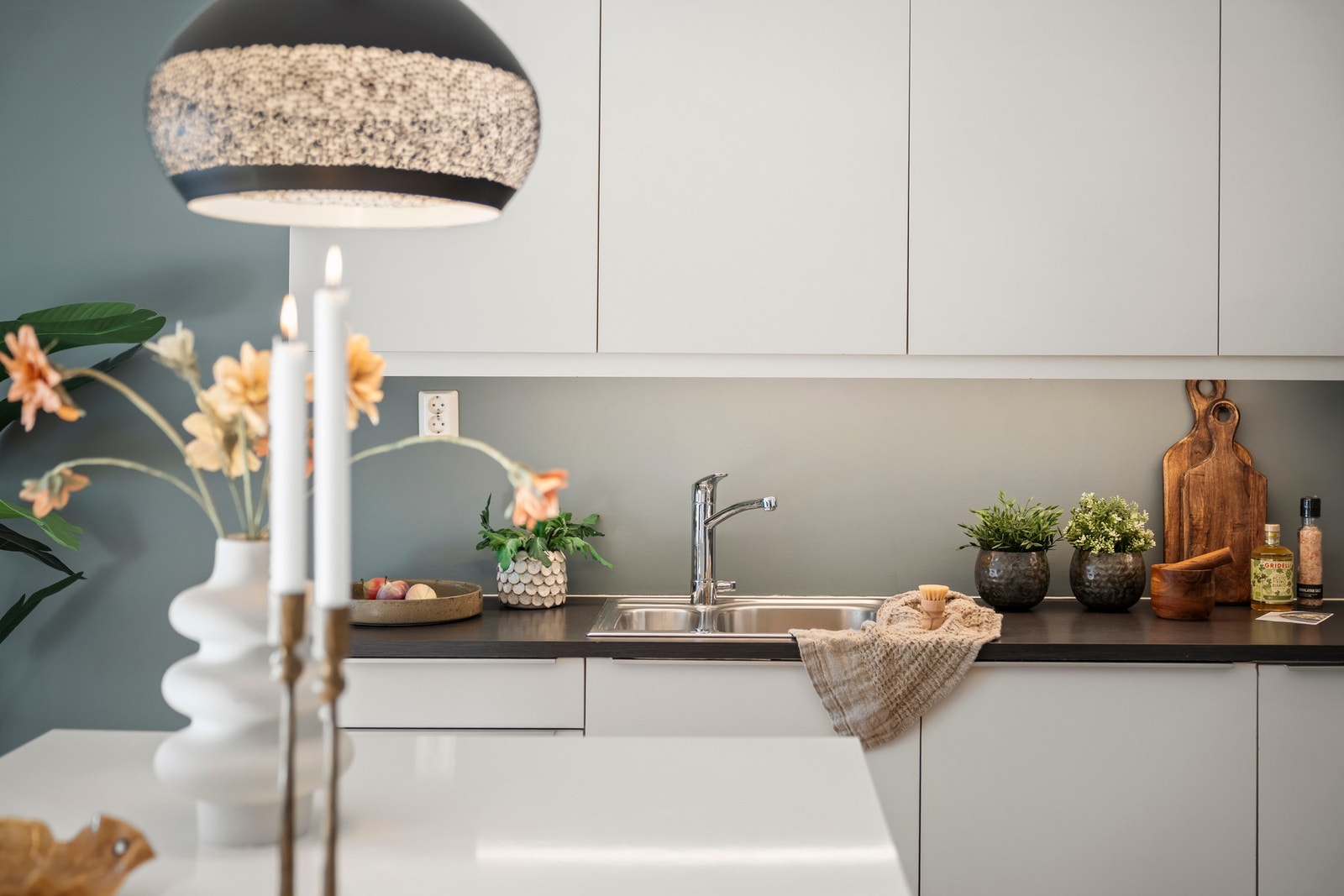 Kjøkkenet fra 2014 er praktisk utformet med god benk- og skapplass. Galleribilde